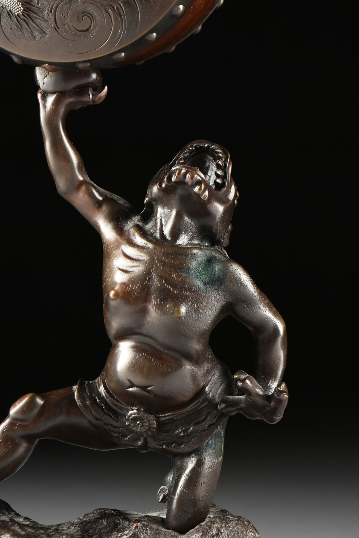 A JAPANESE PATINATED SPELTER FIGURE OF THE DEMON GOD RAIJIN, MEIJI PERIOD (1868-1912), cast as a - Image 3 of 15