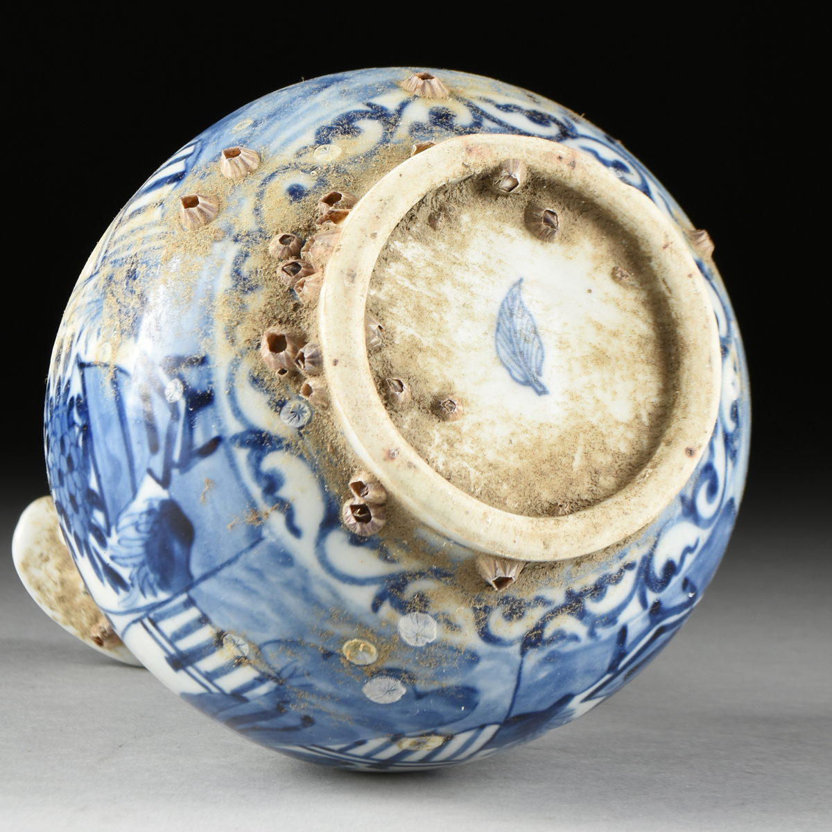 A CHINESE BLUE AND WHITE PORCELAIN EWER, SHIPWRECK ARTIFACT, ARTEMIS LEAF MARK, KANGXI PERIOD ( - Image 10 of 11