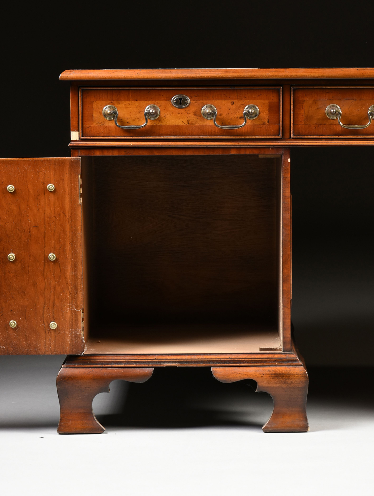 A GEORGE II STYLE WALNUT WHITE LEATHER TOP PARTNER'S DESK, ENGLISH, MID 20TH CENTURY, modeled - Image 15 of 16