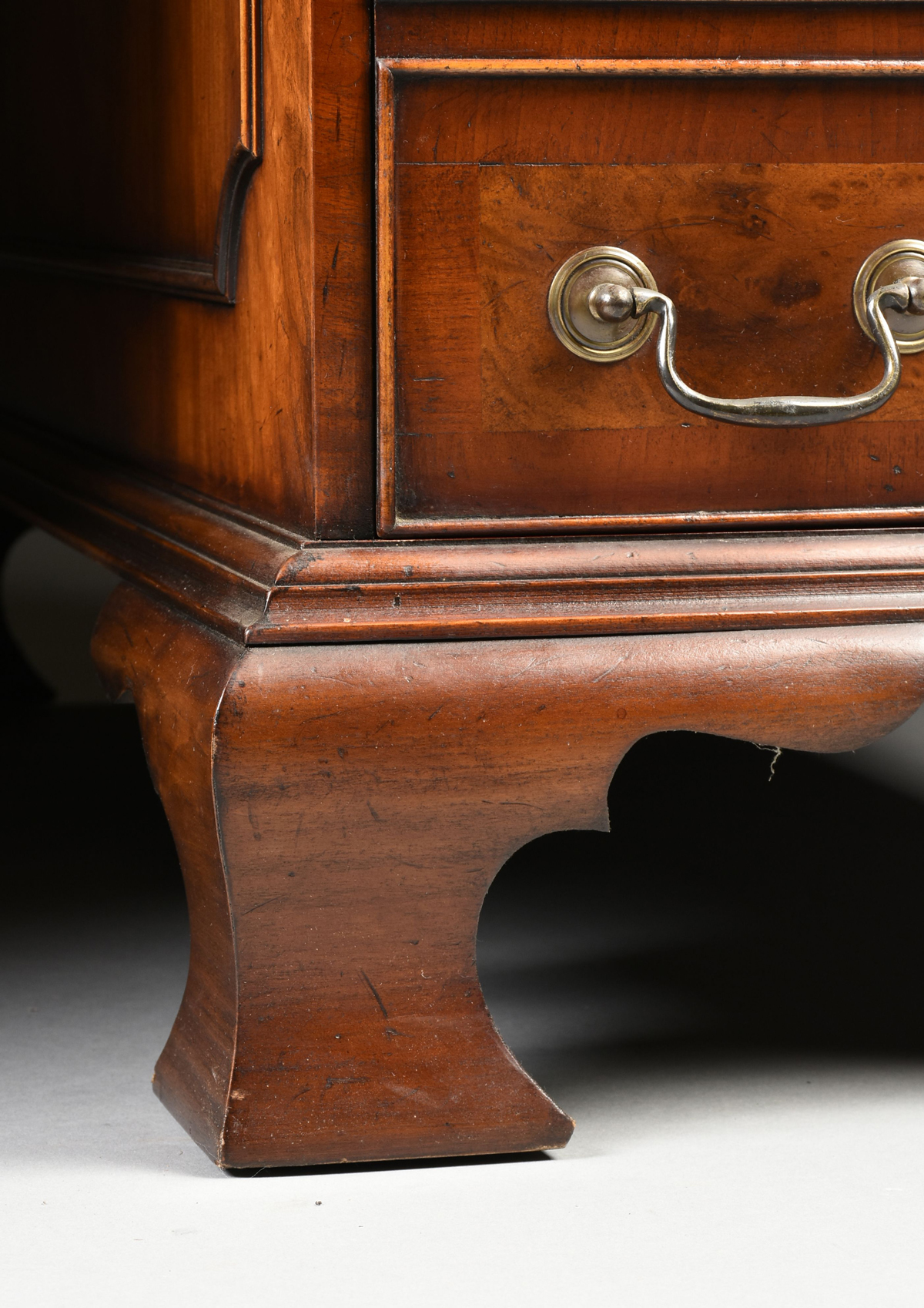 A GEORGE II STYLE WALNUT WHITE LEATHER TOP PARTNER'S DESK, ENGLISH, MID 20TH CENTURY, modeled - Image 10 of 16