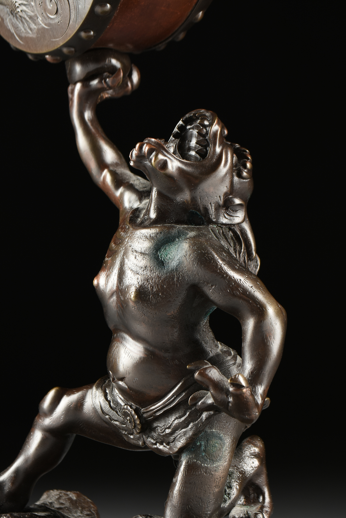 A JAPANESE PATINATED SPELTER FIGURE OF THE DEMON GOD RAIJIN, MEIJI PERIOD (1868-1912), cast as a - Image 5 of 15