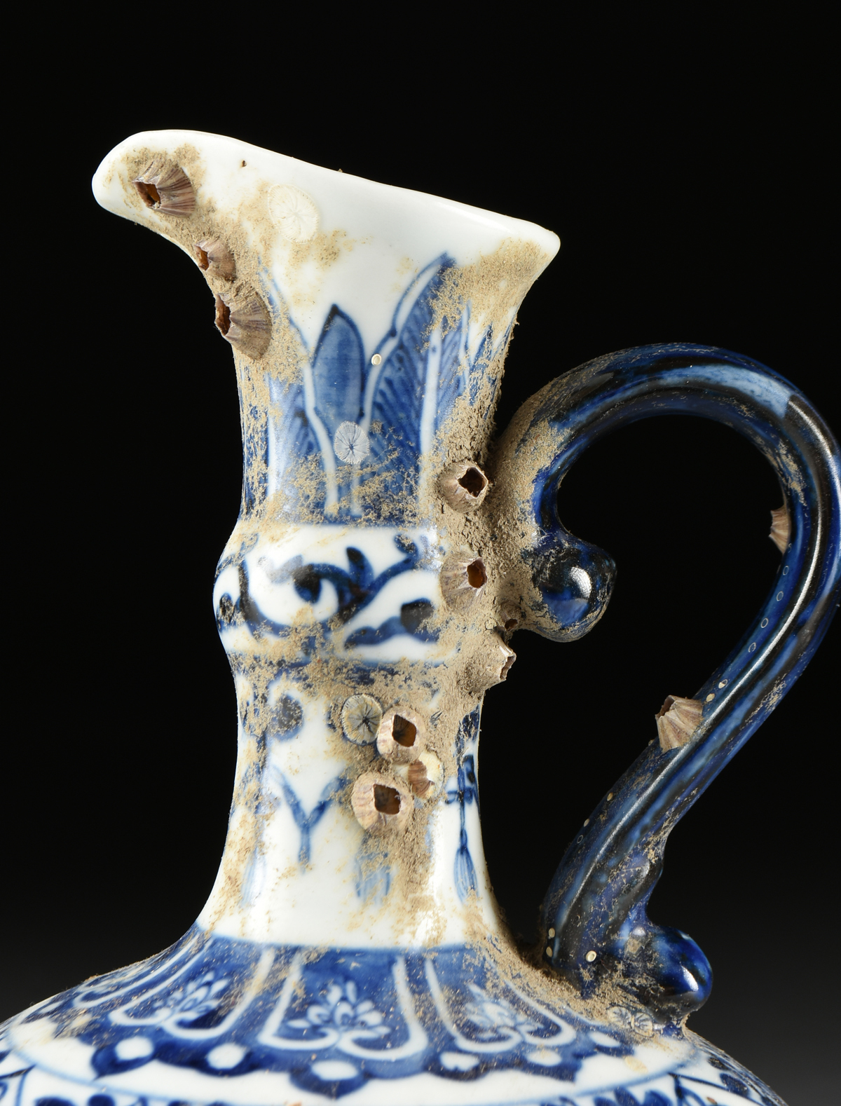 A CHINESE BLUE AND WHITE PORCELAIN EWER, SHIPWRECK ARTIFACT, ARTEMIS LEAF MARK, KANGXI PERIOD ( - Image 3 of 11