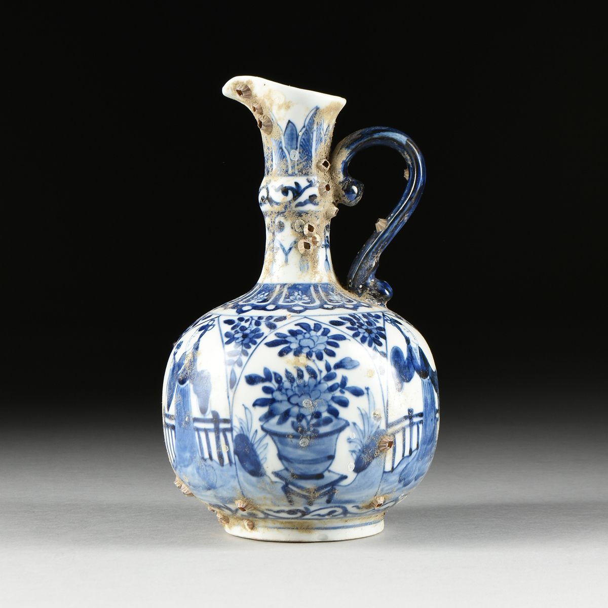 A CHINESE BLUE AND WHITE PORCELAIN EWER, SHIPWRECK ARTIFACT, ARTEMIS LEAF MARK, KANGXI PERIOD ( - Image 2 of 11