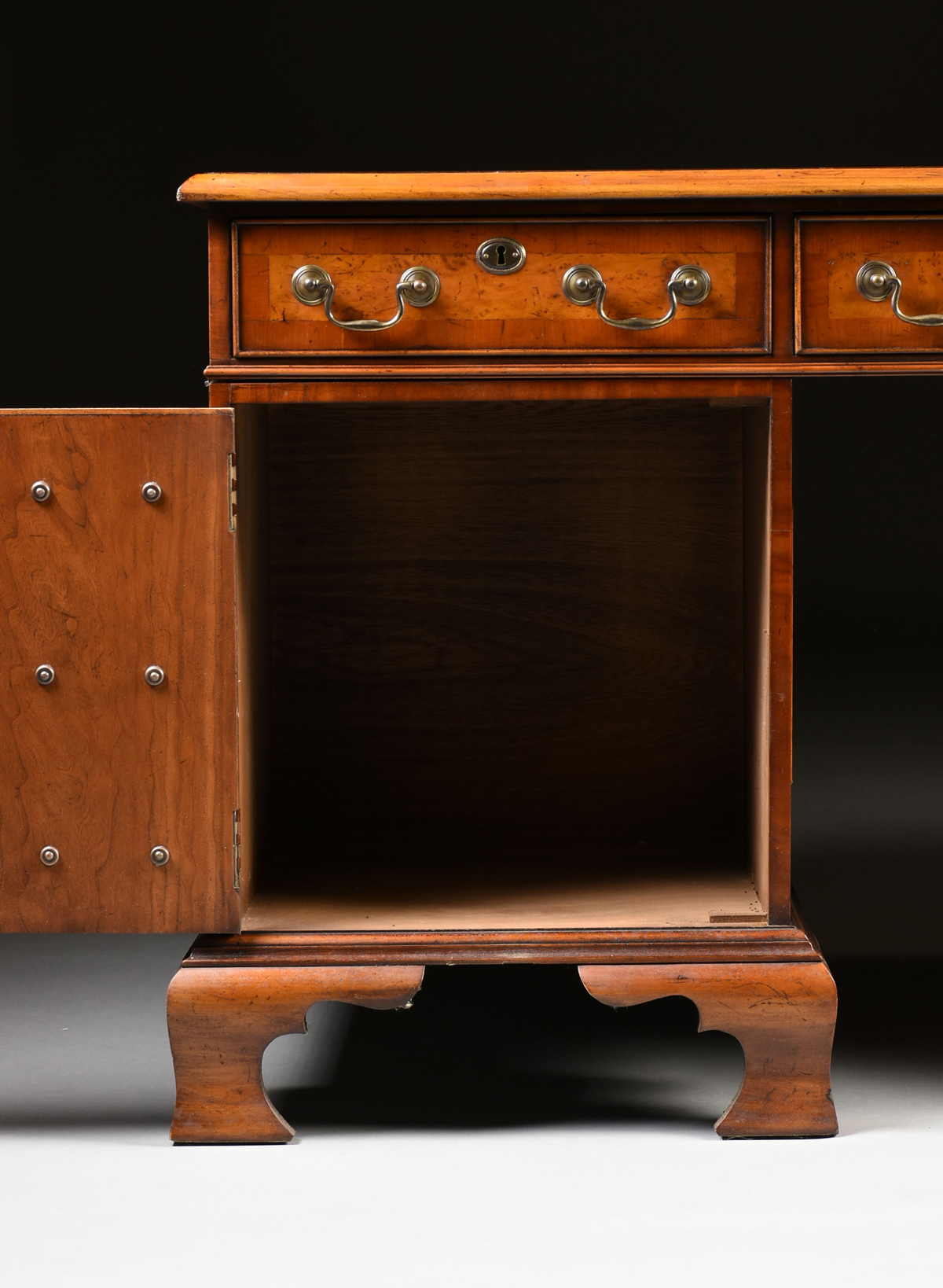 A GEORGE II STYLE WALNUT BURGUNDY LEATHER TOP PARTNER'S DESK, ENGLISH, MID 20TH CENTURY, modeled - Image 15 of 15