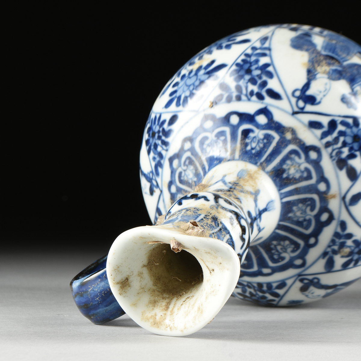 A CHINESE BLUE AND WHITE PORCELAIN EWER, SHIPWRECK ARTIFACT, ARTEMIS LEAF MARK, KANGXI PERIOD ( - Image 9 of 11