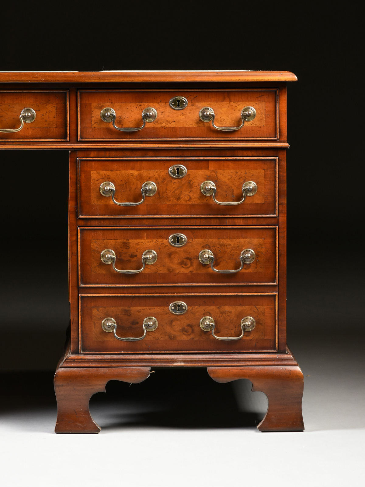 A GEORGE II STYLE WALNUT WHITE LEATHER TOP PARTNER'S DESK, ENGLISH, MID 20TH CENTURY, modeled - Image 4 of 16