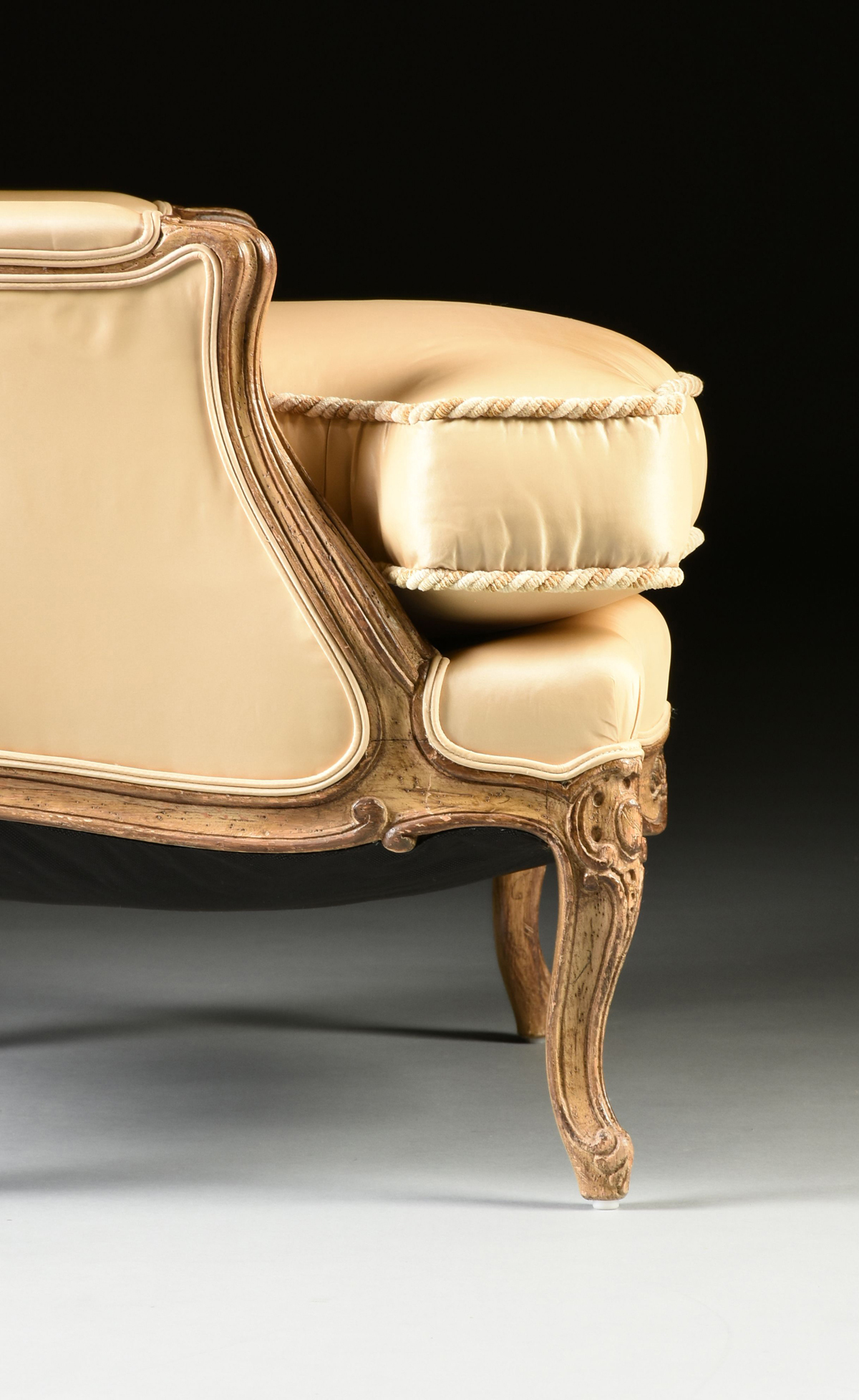 A PAIR OF LOUIS XV STYLE PAINTED AND CARVED WOOD BERGÉRES, 20TH CENTURY, each with an undulating - Image 9 of 10