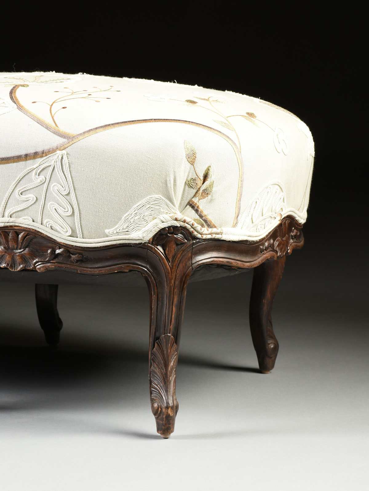 A LOUIS XV STYLE PAINTED WOOD AND UPHOLSTERED CHAISE LONGUE EN GONDOLE, EARLY/MID 20TH CENTURY, - Image 6 of 10