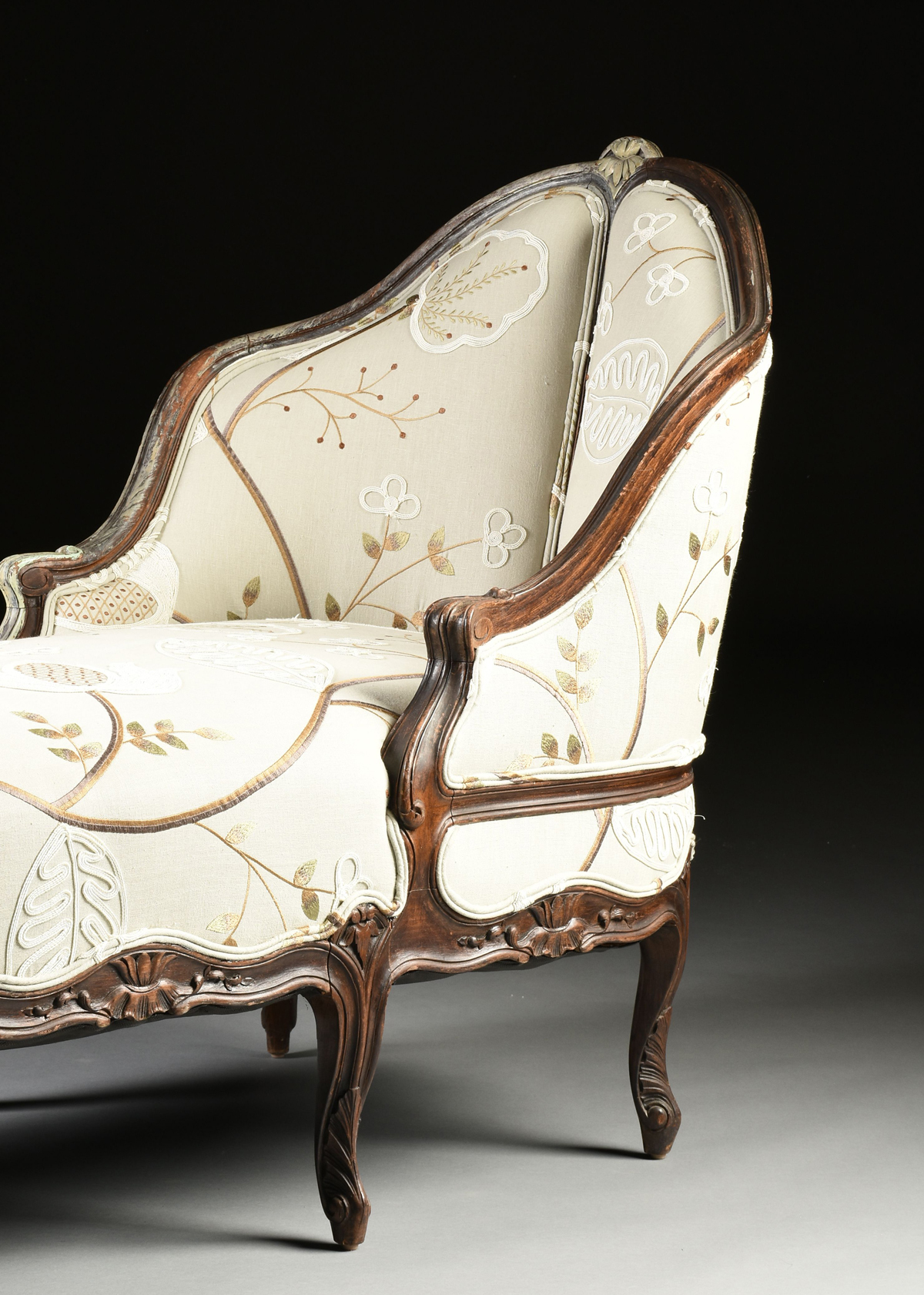 A LOUIS XV STYLE PAINTED WOOD AND UPHOLSTERED CHAISE LONGUE EN GONDOLE, EARLY/MID 20TH CENTURY, - Image 9 of 10