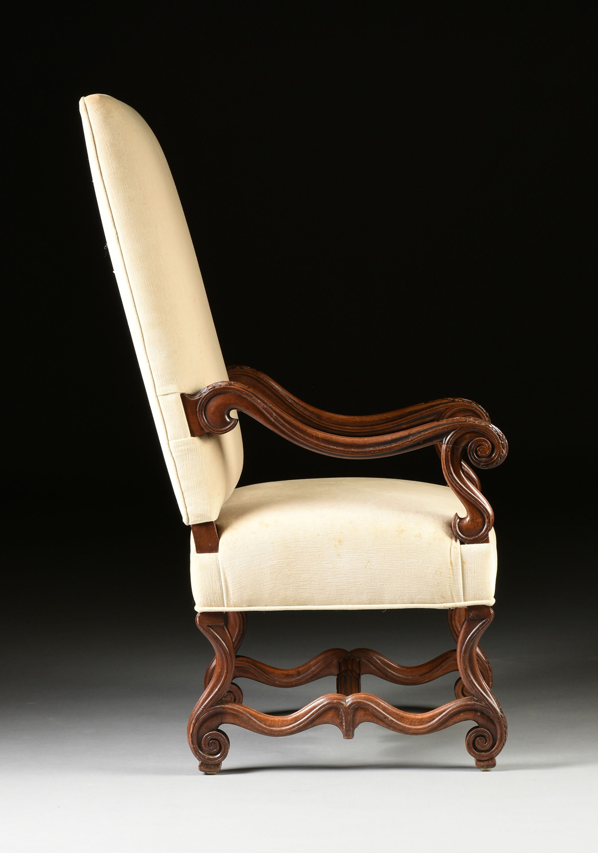 A LOUIS XIV STYLE VELVET UPHOLSTERED AND CARVED WALNUT ARMCHAIR, LATE 19TH/EARLY 20TH CENTURY, the - Image 6 of 10