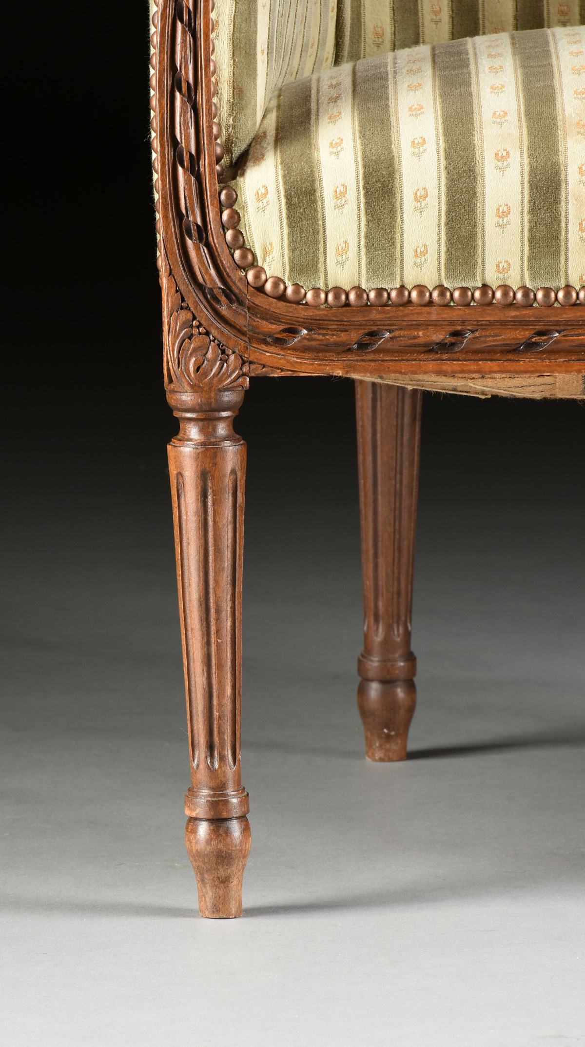 AN ELEGANT LOUIS XVI REVIVAL UPHOLSTERED AND CARVED WALNUT BERGÉRE EN GONDOLE, EARLY 20TH - Image 4 of 8