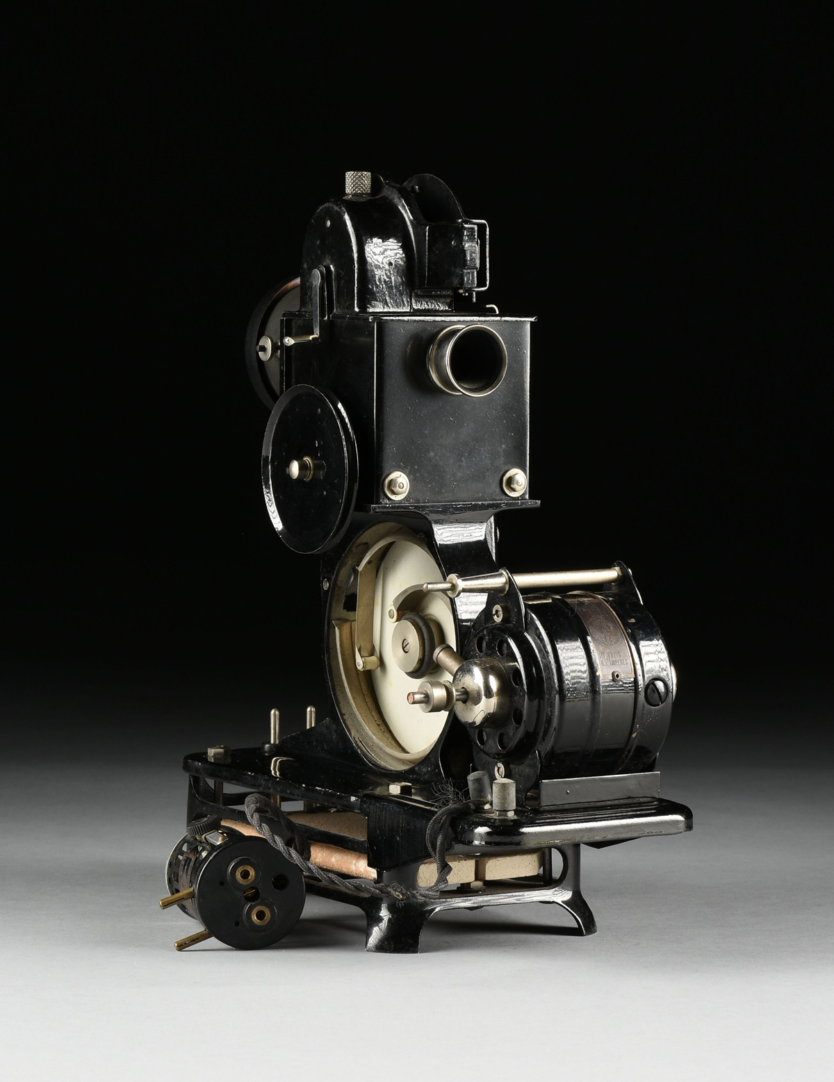 A FRENCH CINEMA PATHÉ BABY 9.5MM AMATURE MOVIE PROJECTOR WITH MOTOR, 1922-1935, enameled metal with - Image 11 of 13