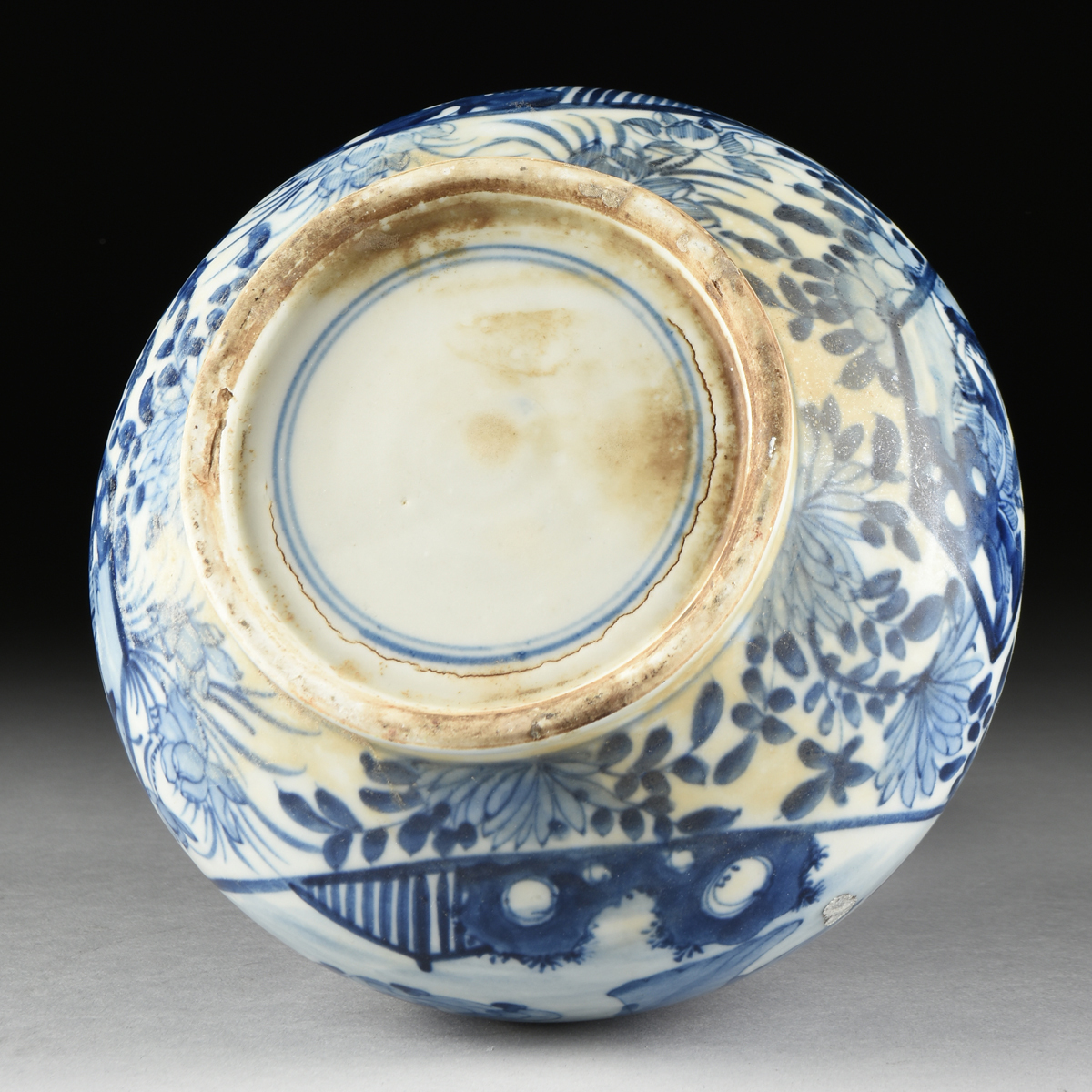 A QING DYNASTY BLUE AND WHITE PORCELAIN BOTTLE VASE, SHIPWRECK ARTIFACT, ATTRIBUTED TO THE KANGXI - Image 8 of 8