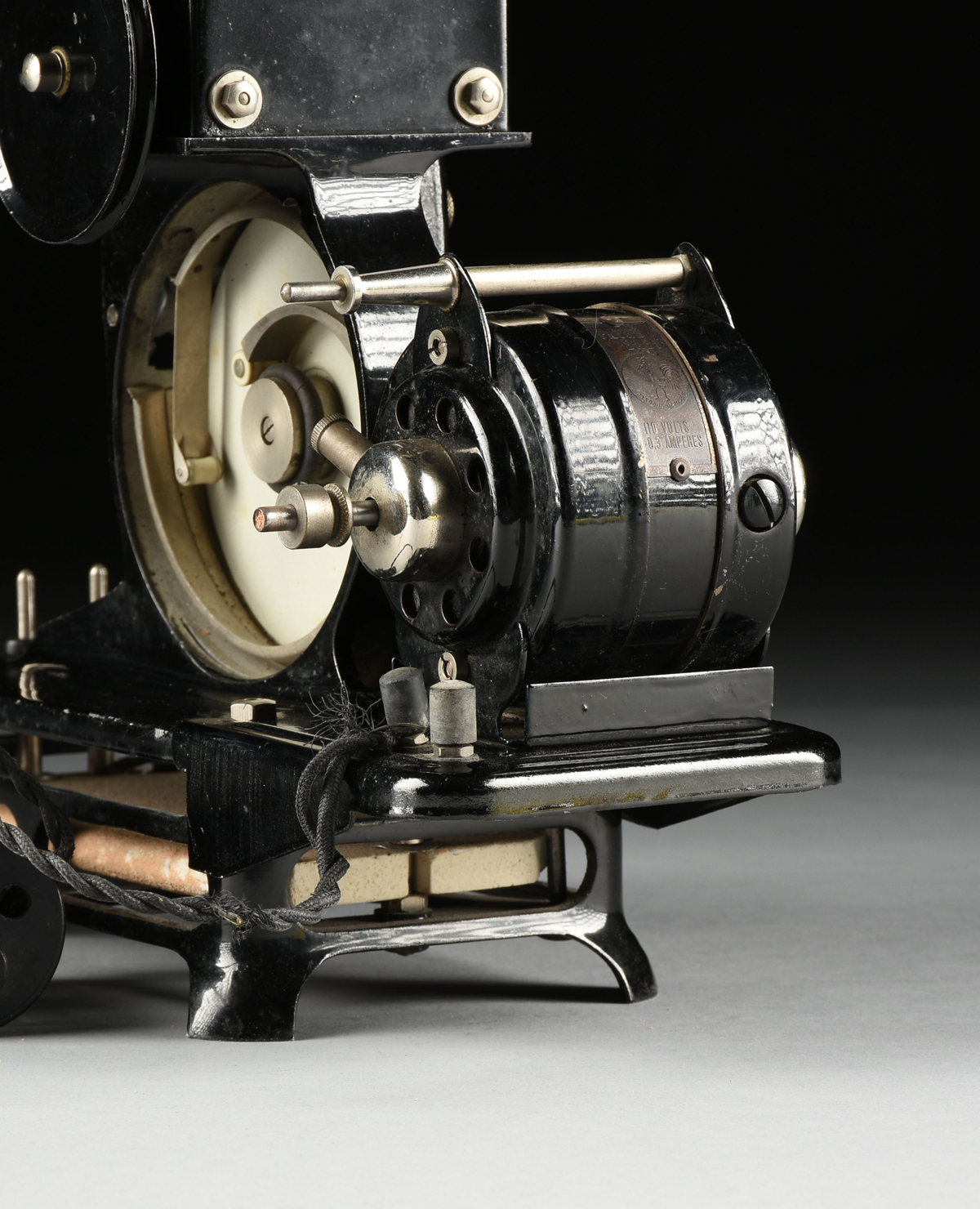 A FRENCH CINEMA PATHÉ BABY 9.5MM AMATURE MOVIE PROJECTOR WITH MOTOR, 1922-1935, enameled metal with - Image 13 of 13