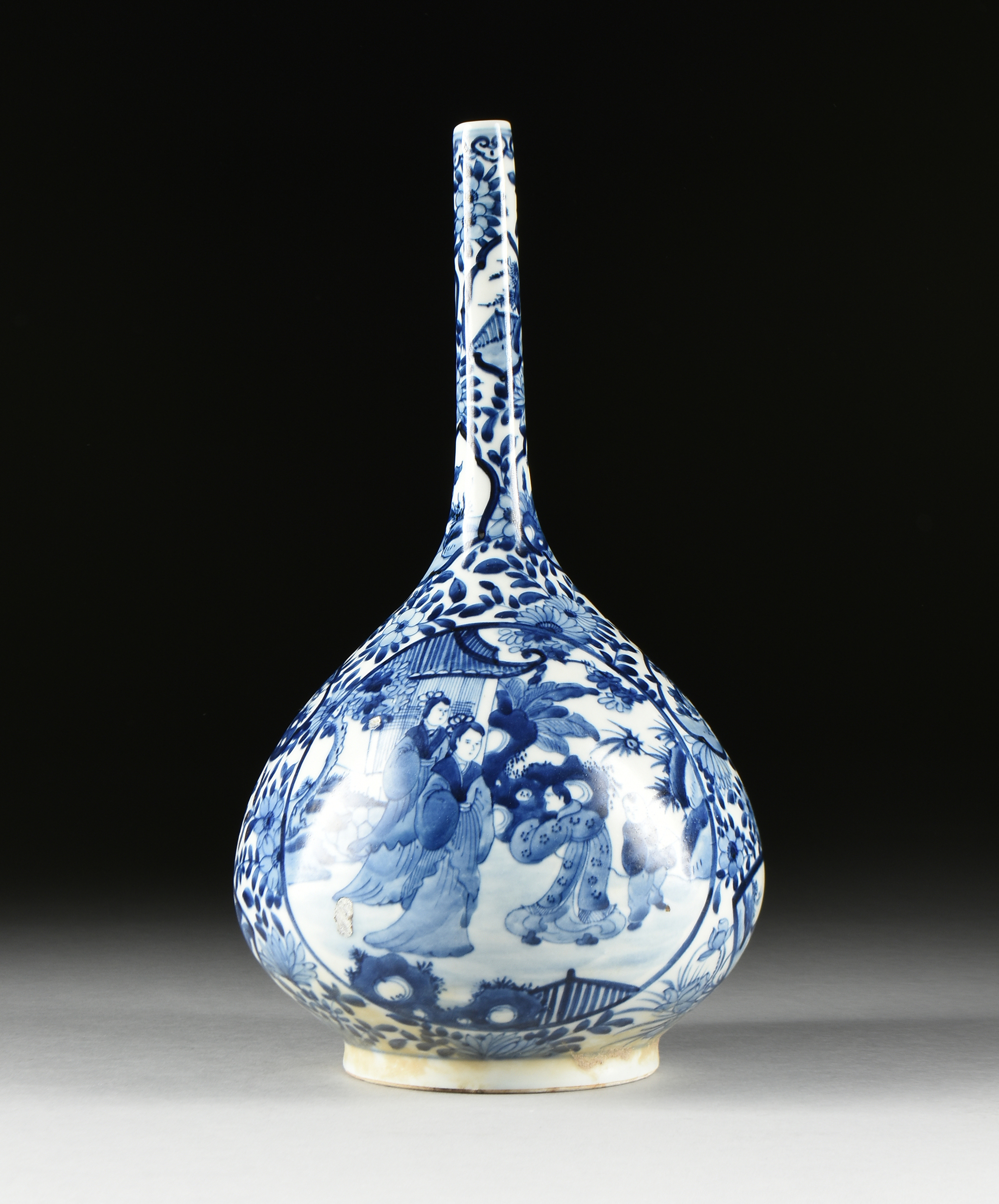 A QING DYNASTY BLUE AND WHITE PORCELAIN BOTTLE VASE, SHIPWRECK ARTIFACT, ATTRIBUTED TO THE KANGXI