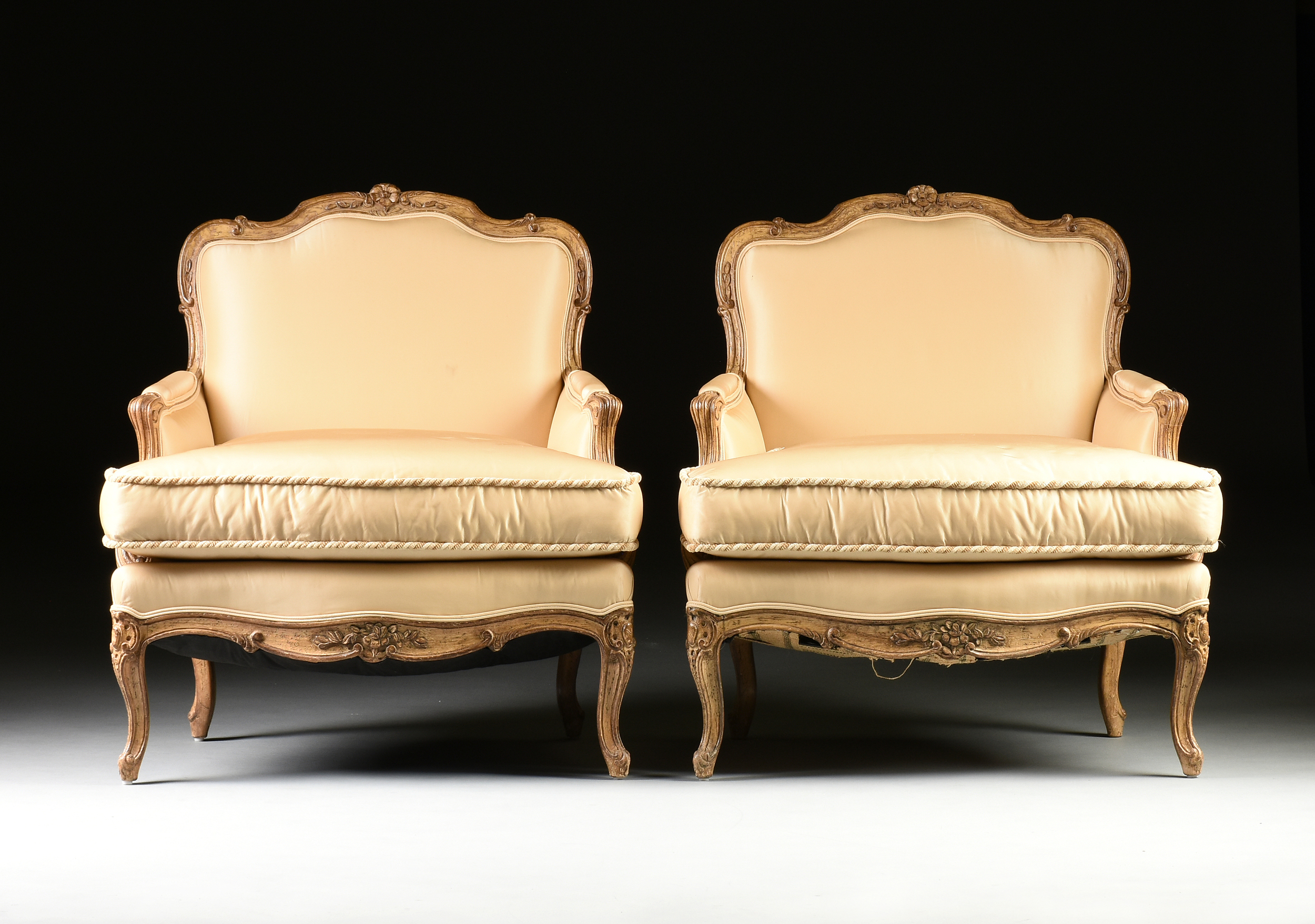 A PAIR OF LOUIS XV STYLE PAINTED AND CARVED WOOD BERGÉRES, 20TH CENTURY, each with an undulating