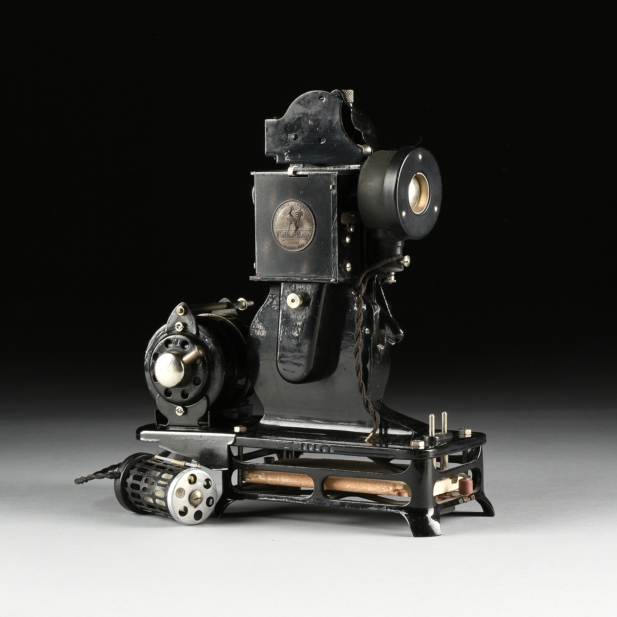 A FRENCH CINEMA PATHÉ BABY 9.5MM AMATURE MOVIE PROJECTOR WITH MOTOR, 1922-1935, enameled metal with - Image 3 of 13