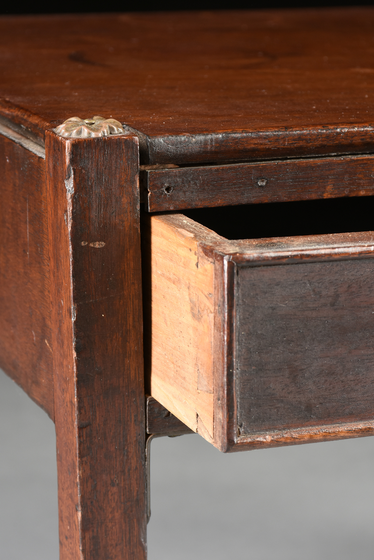 A GEORGE III MAHOGANY LOW SIDE TABLE, LATE 18TH/EARLY 19TH CENTURY, the rectangular top above a - Image 5 of 6