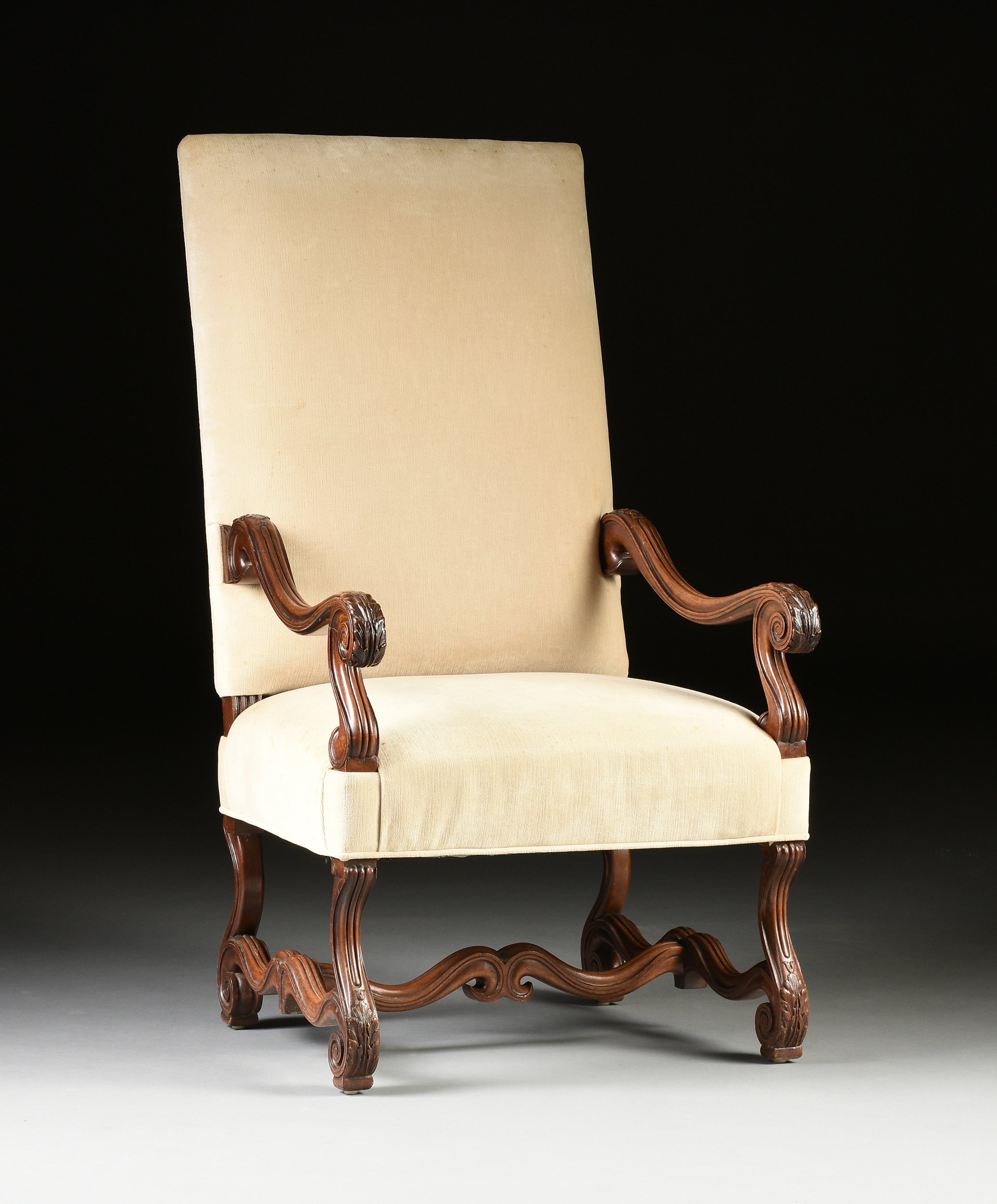 A LOUIS XIV STYLE VELVET UPHOLSTERED AND CARVED WALNUT ARMCHAIR, LATE 19TH/EARLY 20TH CENTURY, the