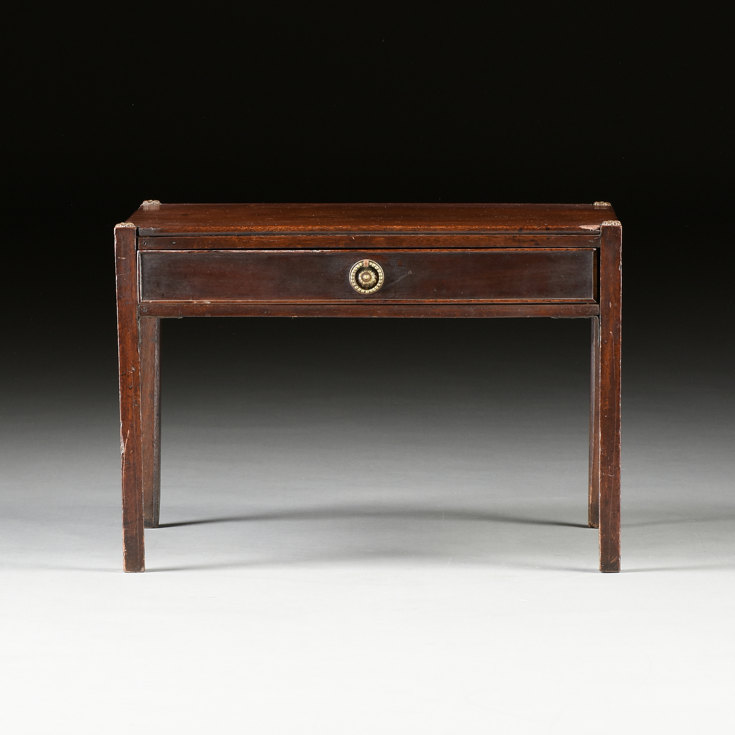 A GEORGE III MAHOGANY LOW SIDE TABLE, LATE 18TH/EARLY 19TH CENTURY, the rectangular top above a