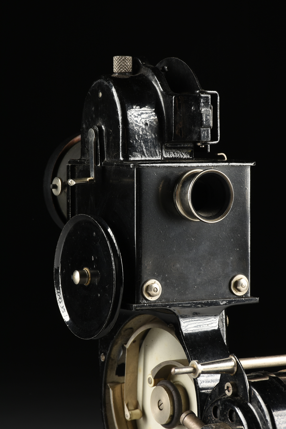 A FRENCH CINEMA PATHÉ BABY 9.5MM AMATURE MOVIE PROJECTOR WITH MOTOR, 1922-1935, enameled metal with - Image 12 of 13