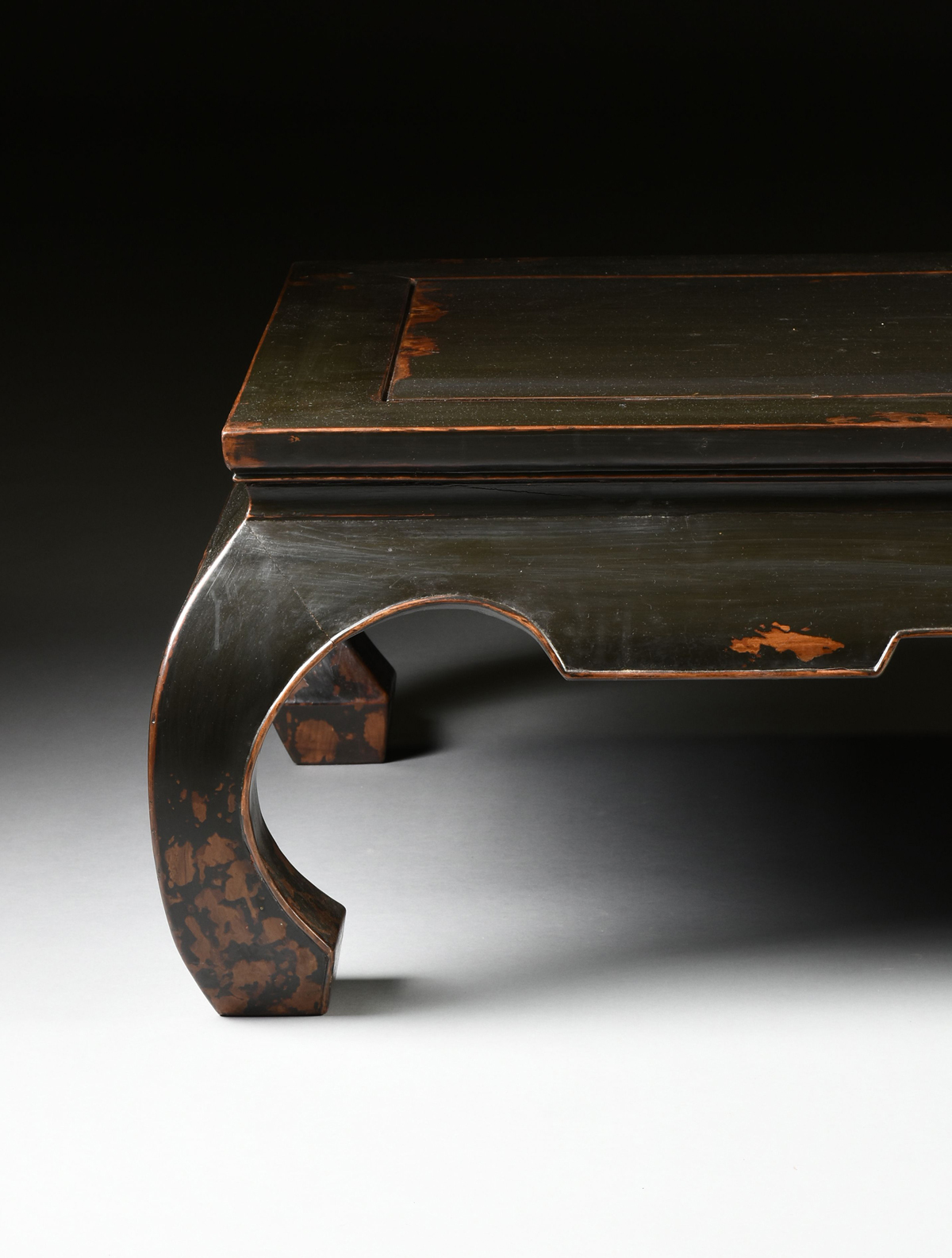 A CHINESE CHARCOAL BLACK LACQUERED WOOD COFFEE TABLE, MODERN, with a rectangular floating panel - Image 3 of 7