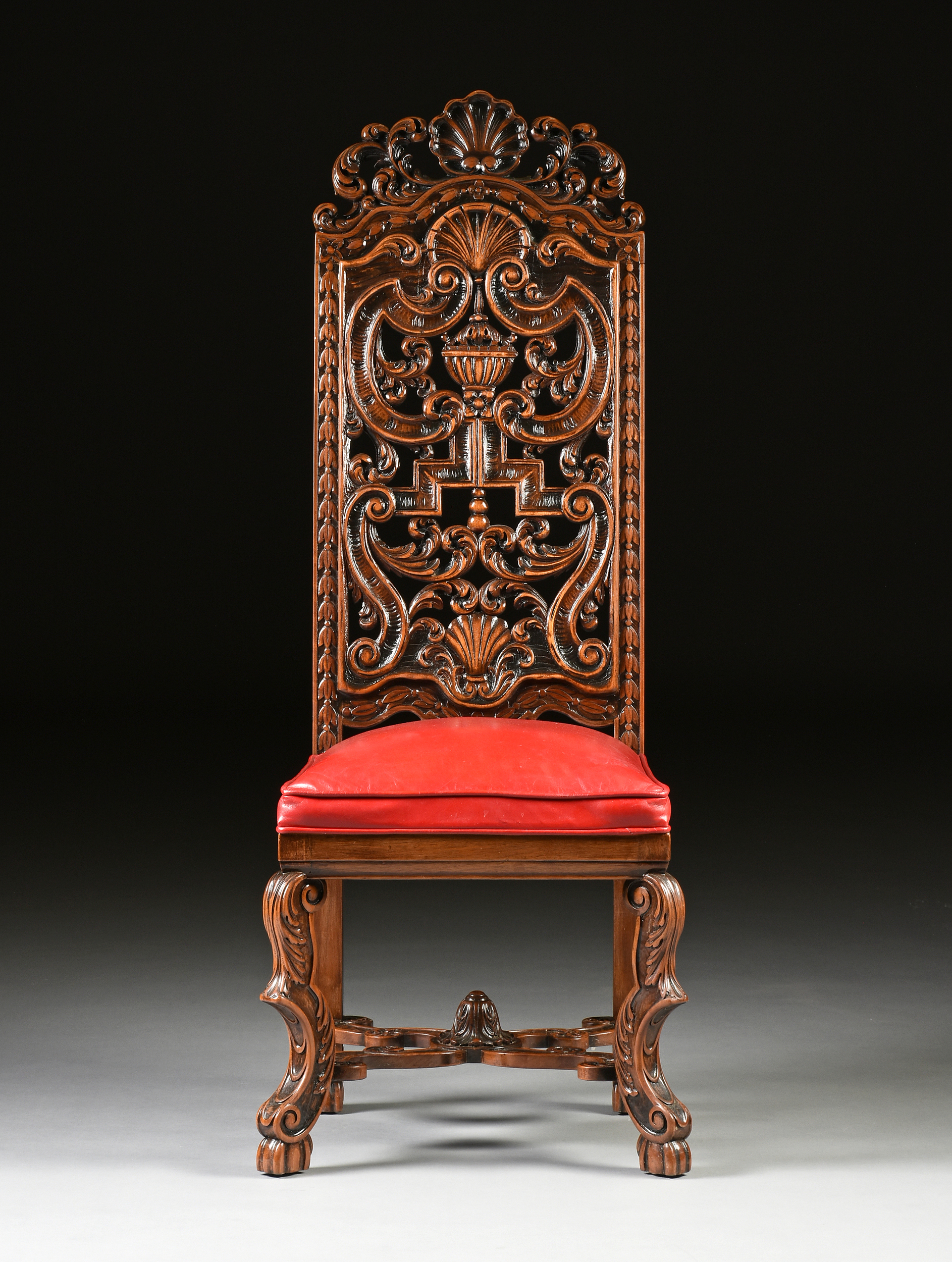 A CHARLES II STYLE CARVED WALNUT AND RED LEATHER UPHOLSTERED SIDE CHAIR, LATE 19TH/EARLY 20TH