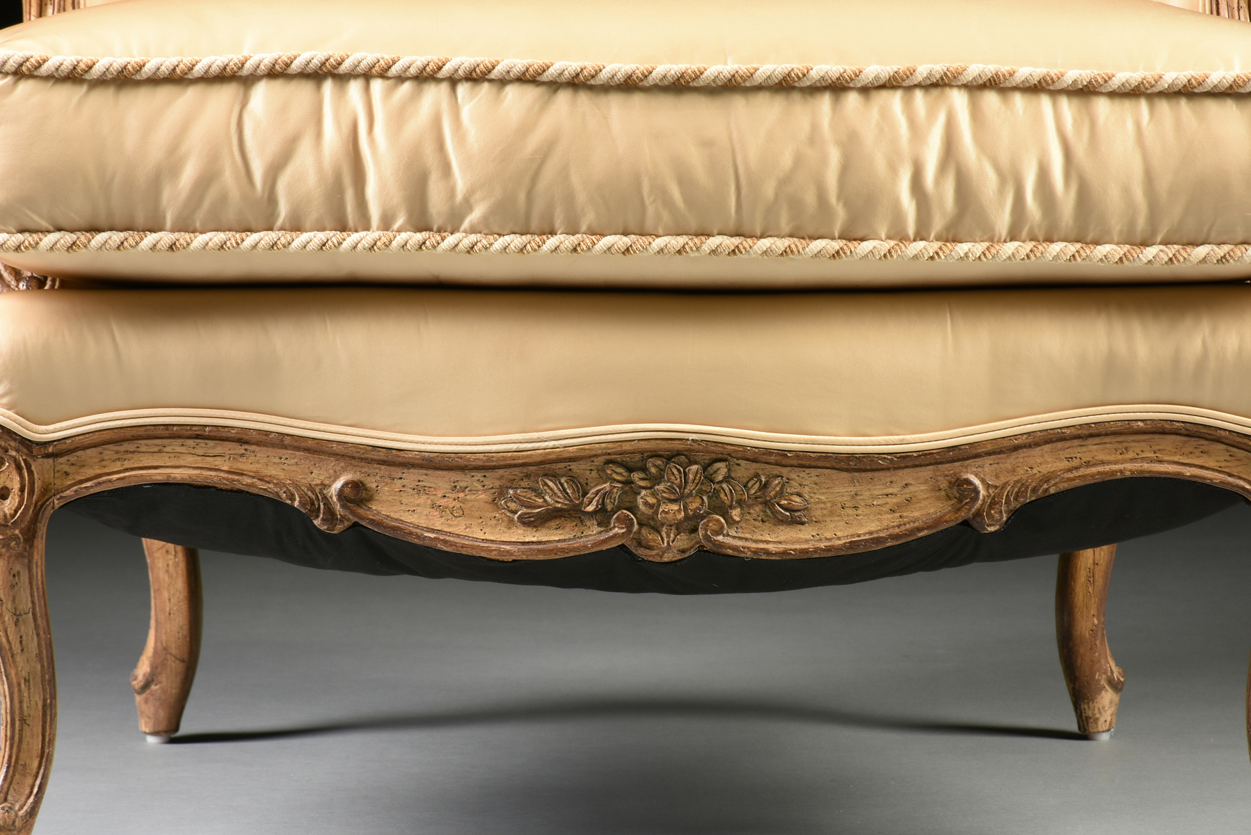 A PAIR OF LOUIS XV STYLE PAINTED AND CARVED WOOD BERGÉRES, 20TH CENTURY, each with an undulating - Image 6 of 10