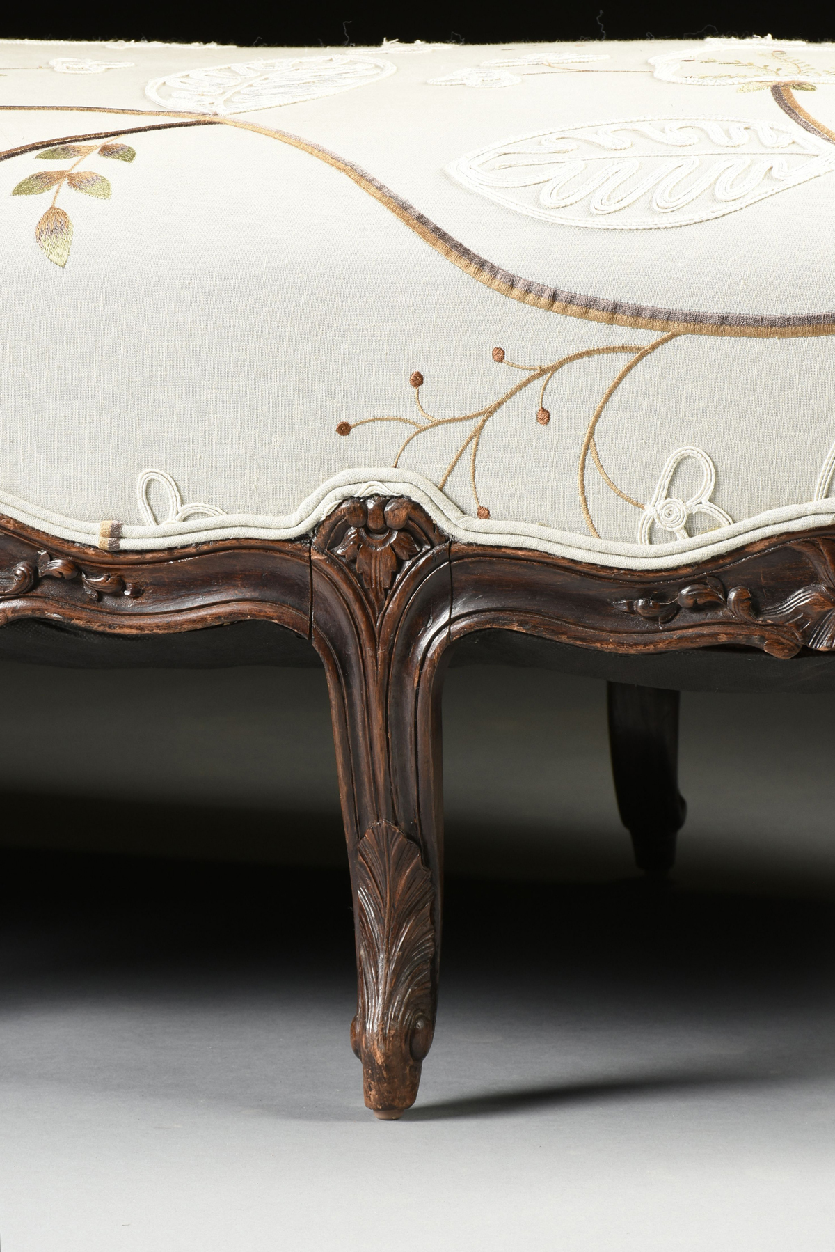 A LOUIS XV STYLE PAINTED WOOD AND UPHOLSTERED CHAISE LONGUE EN GONDOLE, EARLY/MID 20TH CENTURY, - Image 5 of 10