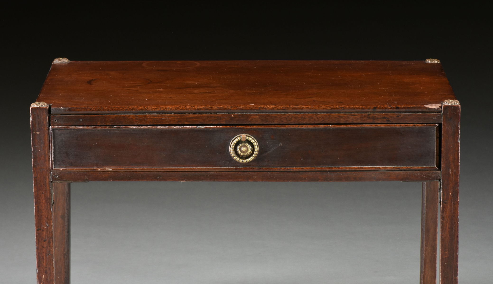A GEORGE III MAHOGANY LOW SIDE TABLE, LATE 18TH/EARLY 19TH CENTURY, the rectangular top above a - Image 2 of 6