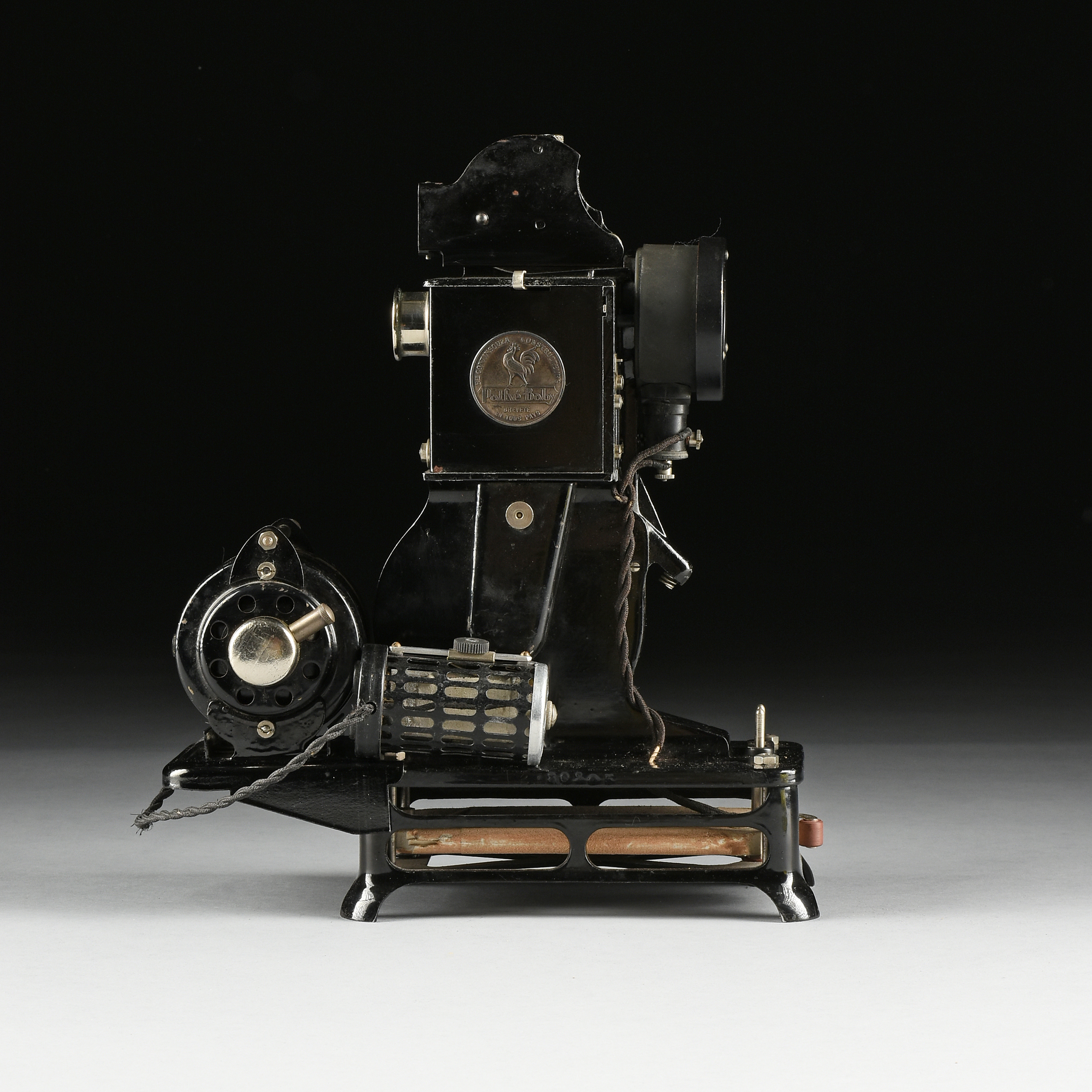 A FRENCH CINEMA PATHÉ BABY 9.5MM AMATURE MOVIE PROJECTOR WITH MOTOR, 1922-1935, enameled metal with - Image 5 of 13