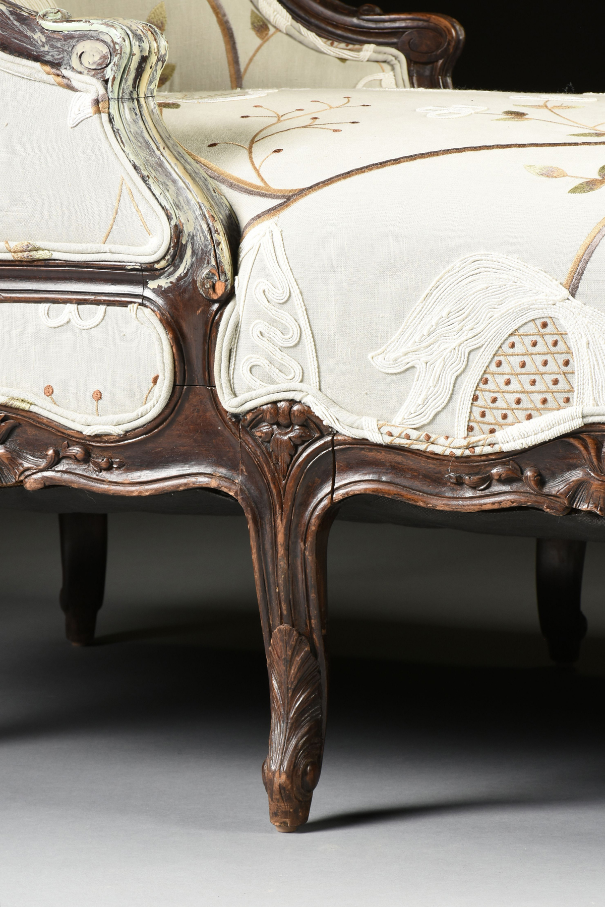 A LOUIS XV STYLE PAINTED WOOD AND UPHOLSTERED CHAISE LONGUE EN GONDOLE, EARLY/MID 20TH CENTURY, - Image 4 of 10