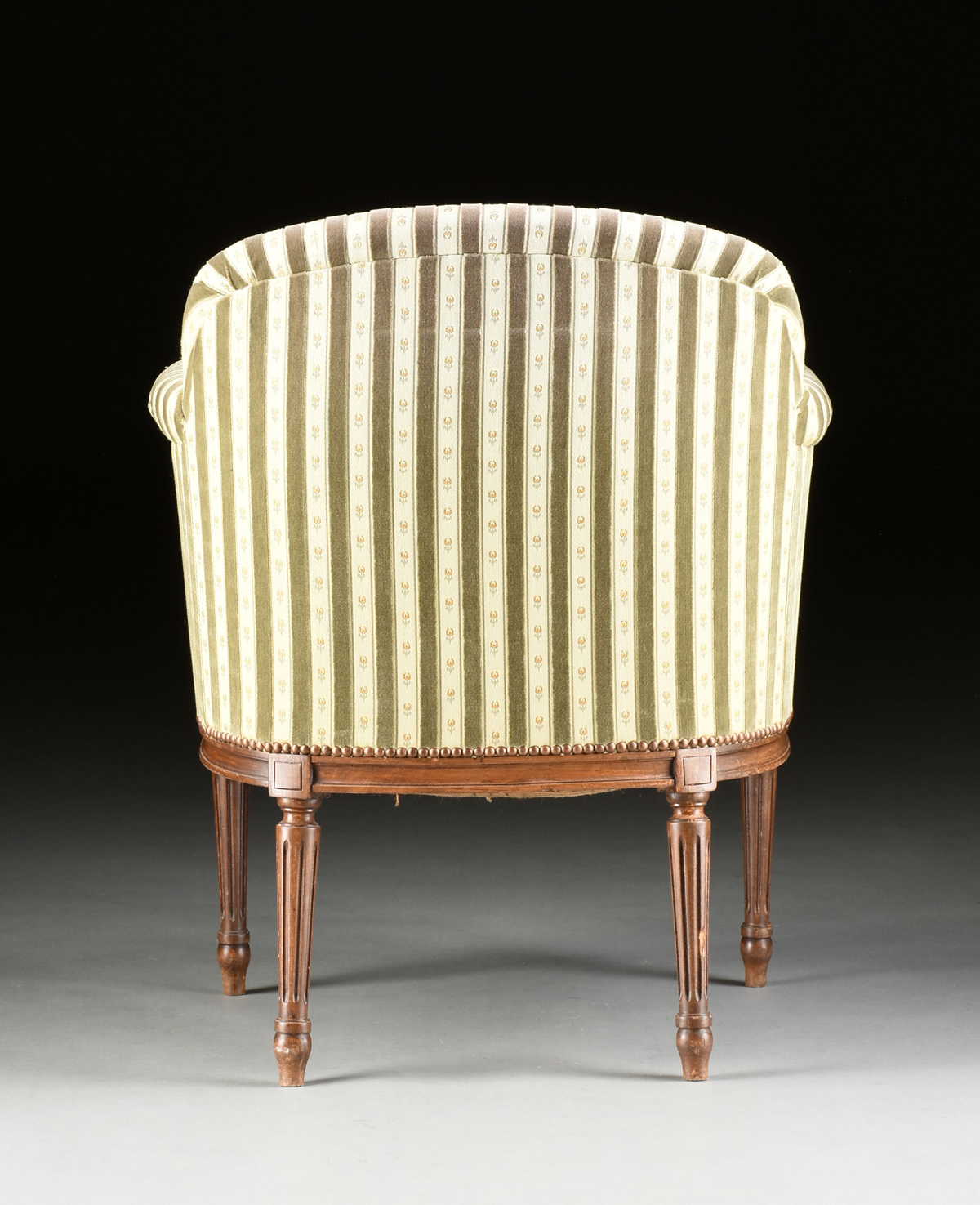 AN ELEGANT LOUIS XVI REVIVAL UPHOLSTERED AND CARVED WALNUT BERGÉRE EN GONDOLE, EARLY 20TH - Image 8 of 8