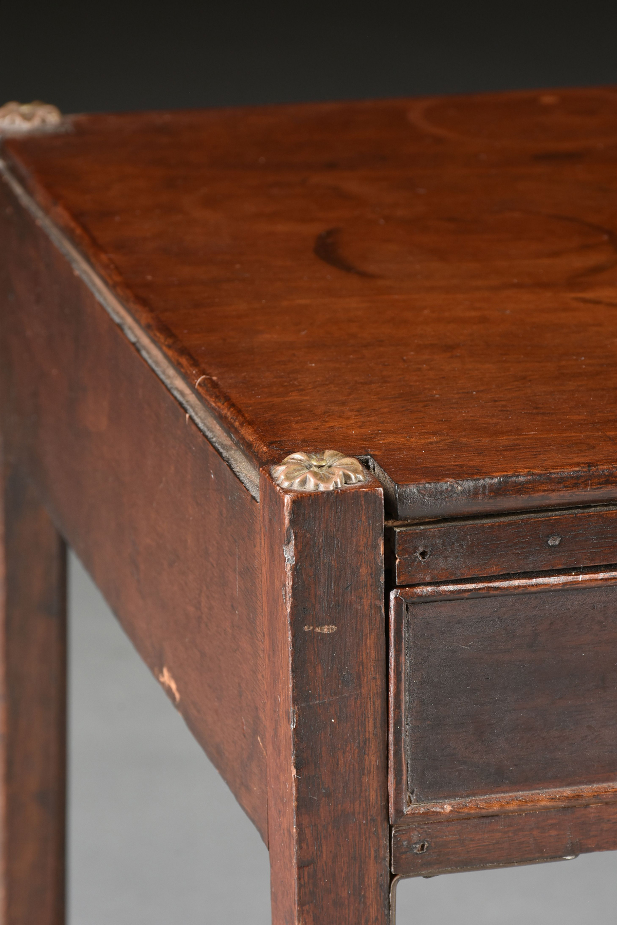 A GEORGE III MAHOGANY LOW SIDE TABLE, LATE 18TH/EARLY 19TH CENTURY, the rectangular top above a - Image 4 of 6