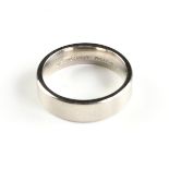 A MODERN GENTLEMAN'S "BENCHMARK" PALLADIUM RING, 20TH CENTURY, eurodome brushed style, marked. Size: