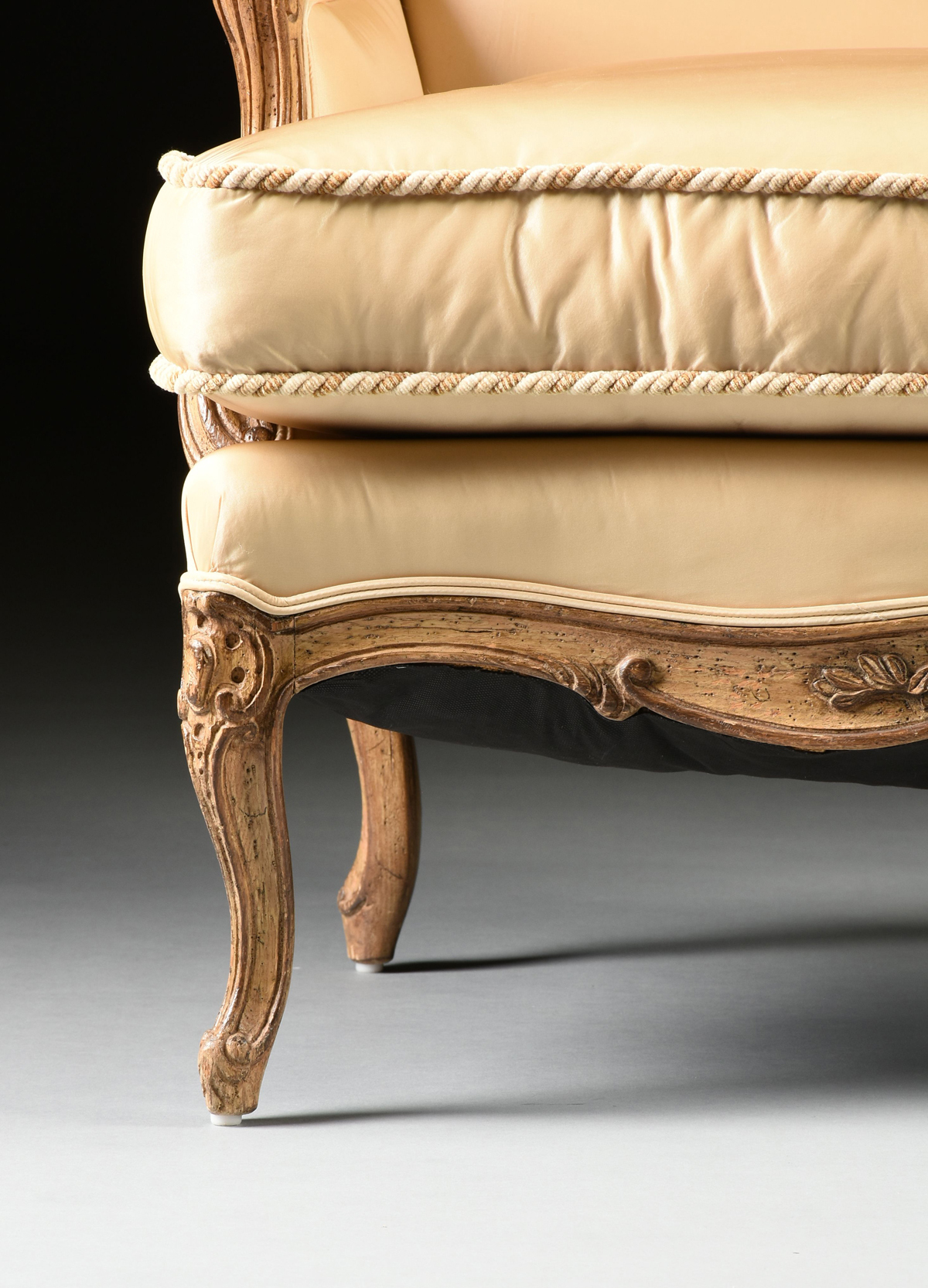 A PAIR OF LOUIS XV STYLE PAINTED AND CARVED WOOD BERGÉRES, 20TH CENTURY, each with an undulating - Image 5 of 10