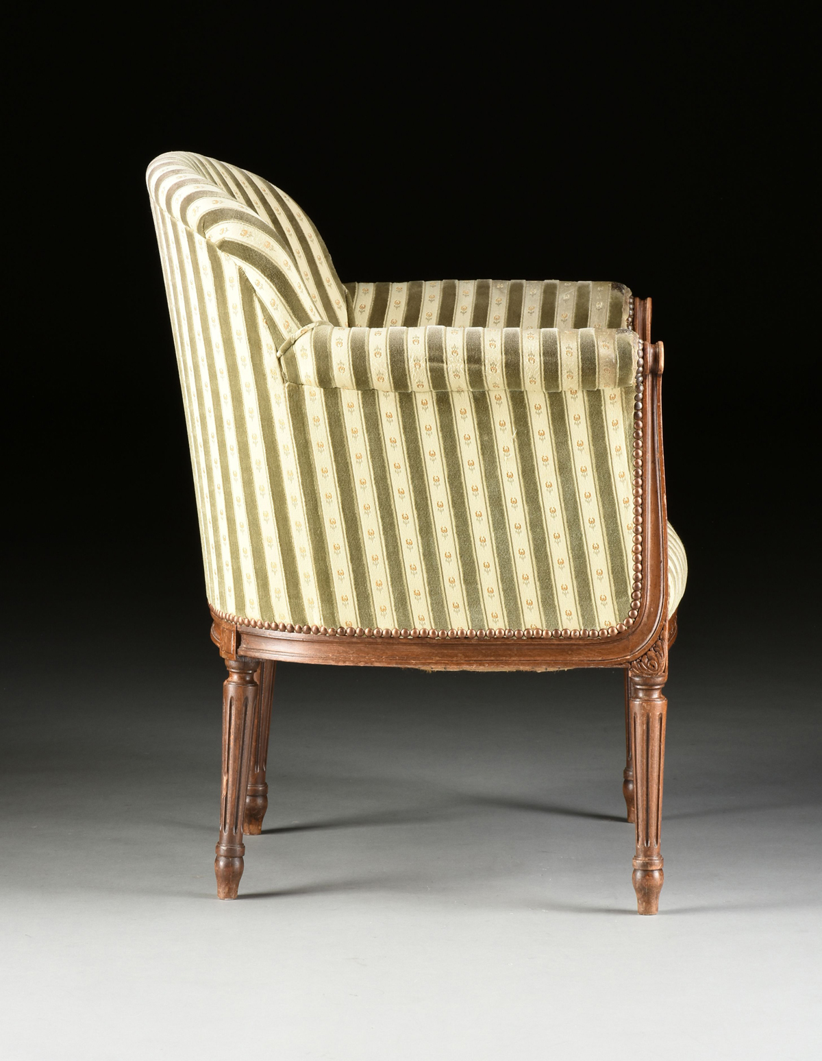 AN ELEGANT LOUIS XVI REVIVAL UPHOLSTERED AND CARVED WALNUT BERGÉRE EN GONDOLE, EARLY 20TH - Image 6 of 8