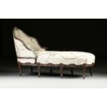 A LOUIS XV STYLE PAINTED WOOD AND UPHOLSTERED CHAISE LONGUE EN GONDOLE, EARLY/MID 20TH CENTURY,