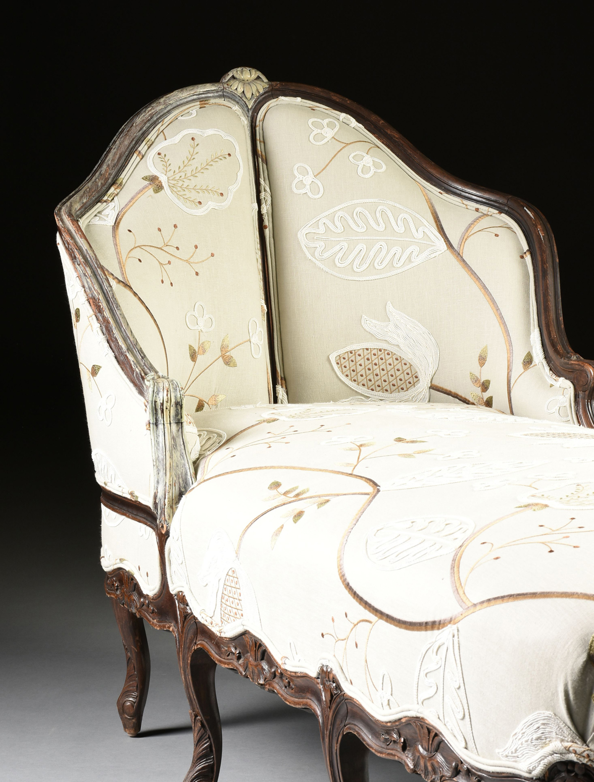 A LOUIS XV STYLE PAINTED WOOD AND UPHOLSTERED CHAISE LONGUE EN GONDOLE, EARLY/MID 20TH CENTURY, - Image 7 of 10