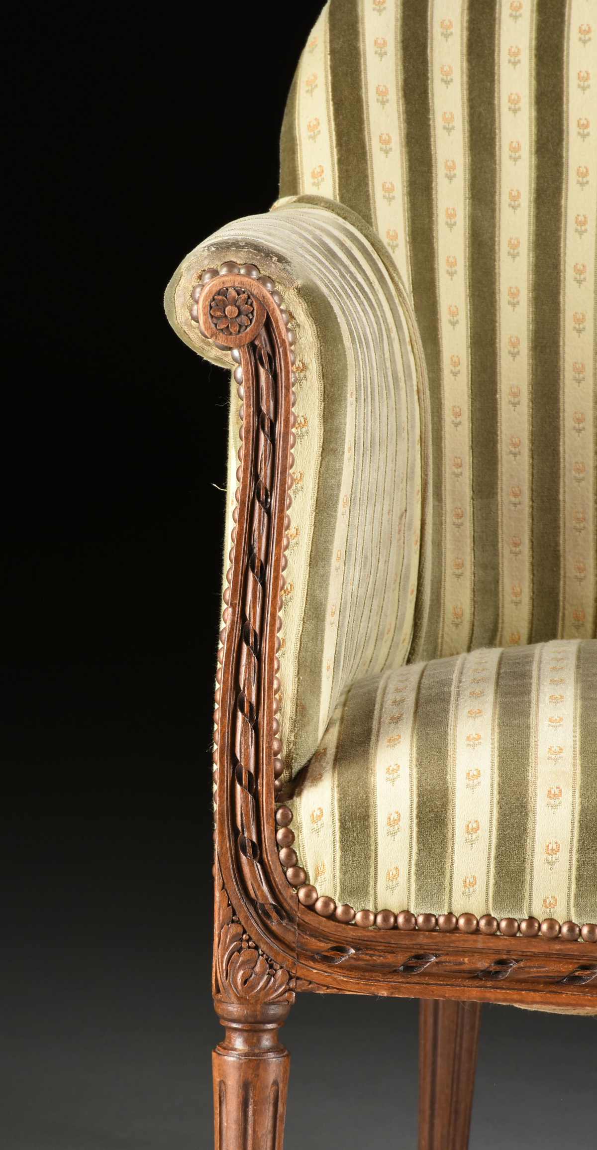 AN ELEGANT LOUIS XVI REVIVAL UPHOLSTERED AND CARVED WALNUT BERGÉRE EN GONDOLE, EARLY 20TH - Image 3 of 8