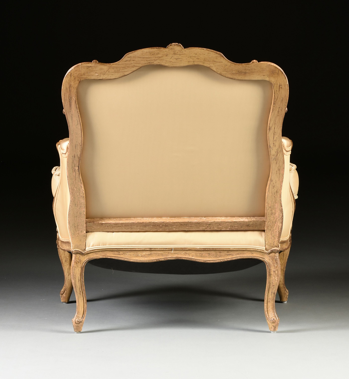 A PAIR OF LOUIS XV STYLE PAINTED AND CARVED WOOD BERGÉRES, 20TH CENTURY, each with an undulating - Image 10 of 10