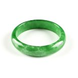 A CHINESE APPLE GREEN JADEITE JADE BANGLE BRACELET, MID TO LATE 20TH CENTURY, interior diameter: 2