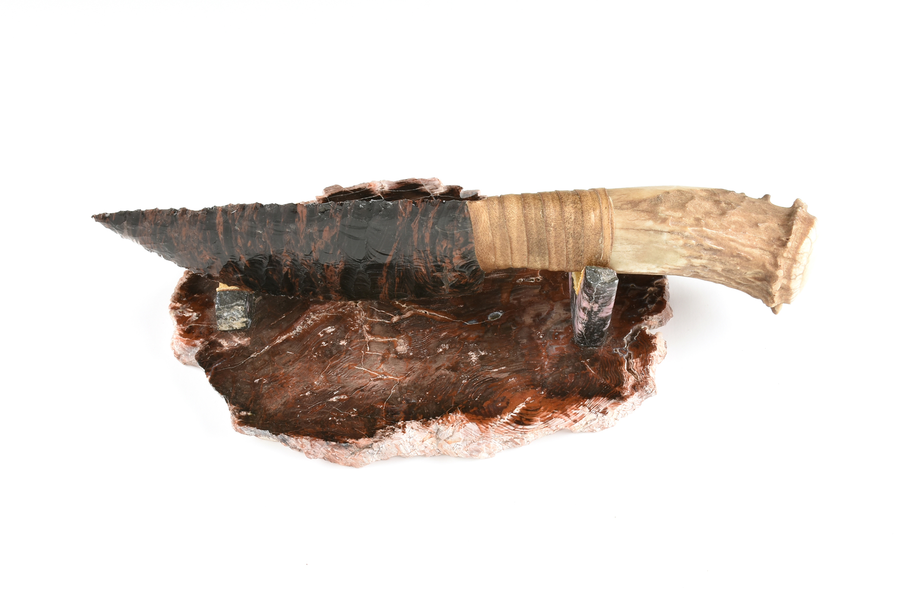 A GROUP OF THREE AMERICAN CARVED FLINT AND AGATE HORN KNIVES WITH ONE STAND, BY PAUL E SMITH, - Image 3 of 6