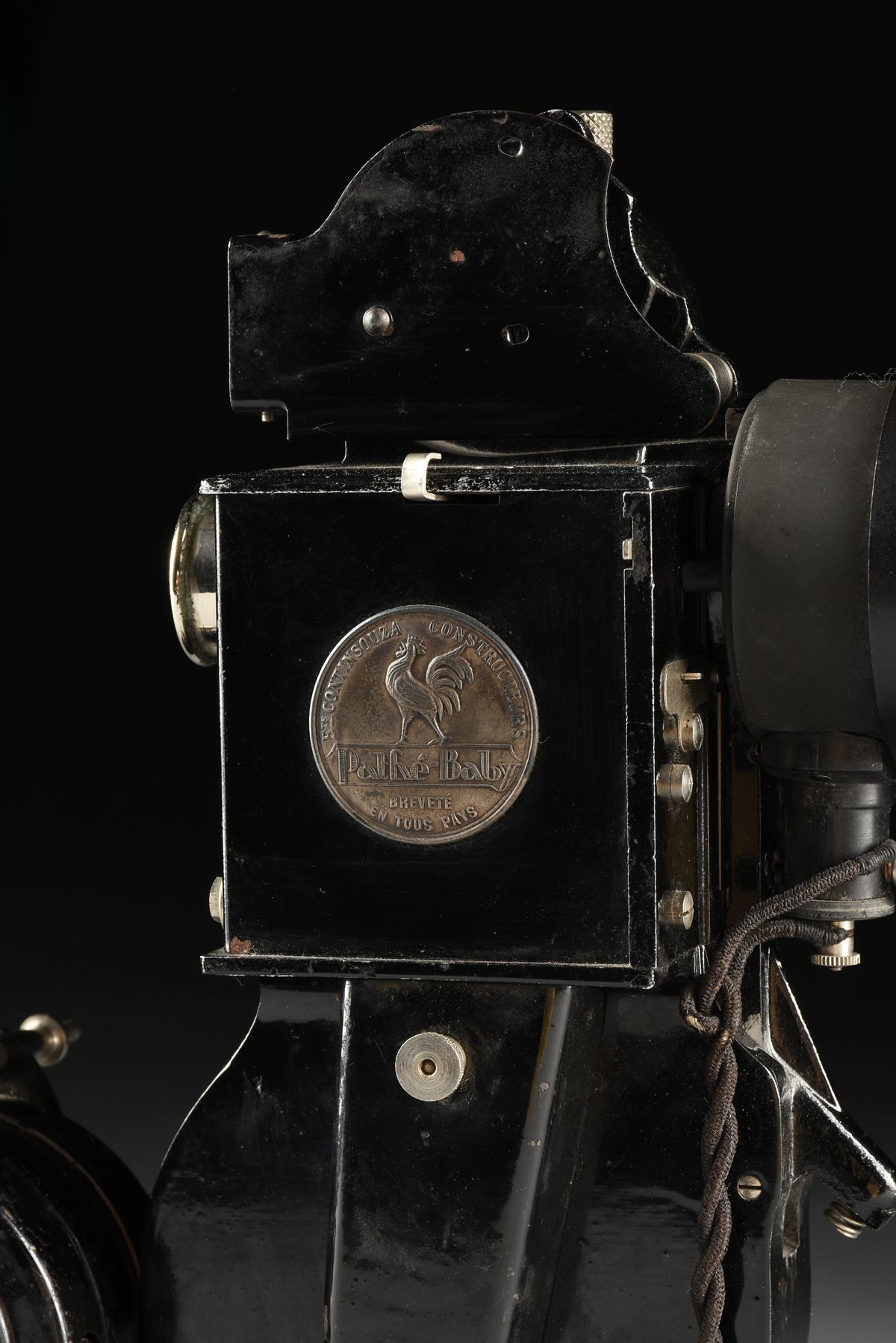 A FRENCH CINEMA PATHÉ BABY 9.5MM AMATURE MOVIE PROJECTOR WITH MOTOR, 1922-1935, enameled metal with - Image 6 of 13