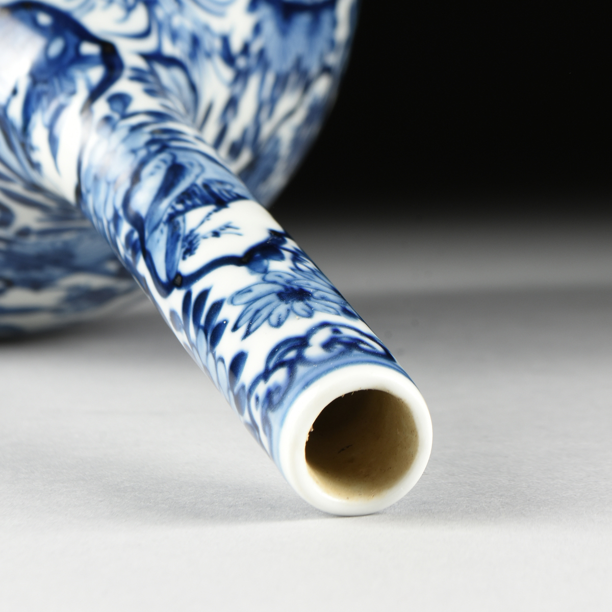 A QING DYNASTY BLUE AND WHITE PORCELAIN BOTTLE VASE, SHIPWRECK ARTIFACT, ATTRIBUTED TO THE KANGXI - Image 7 of 8
