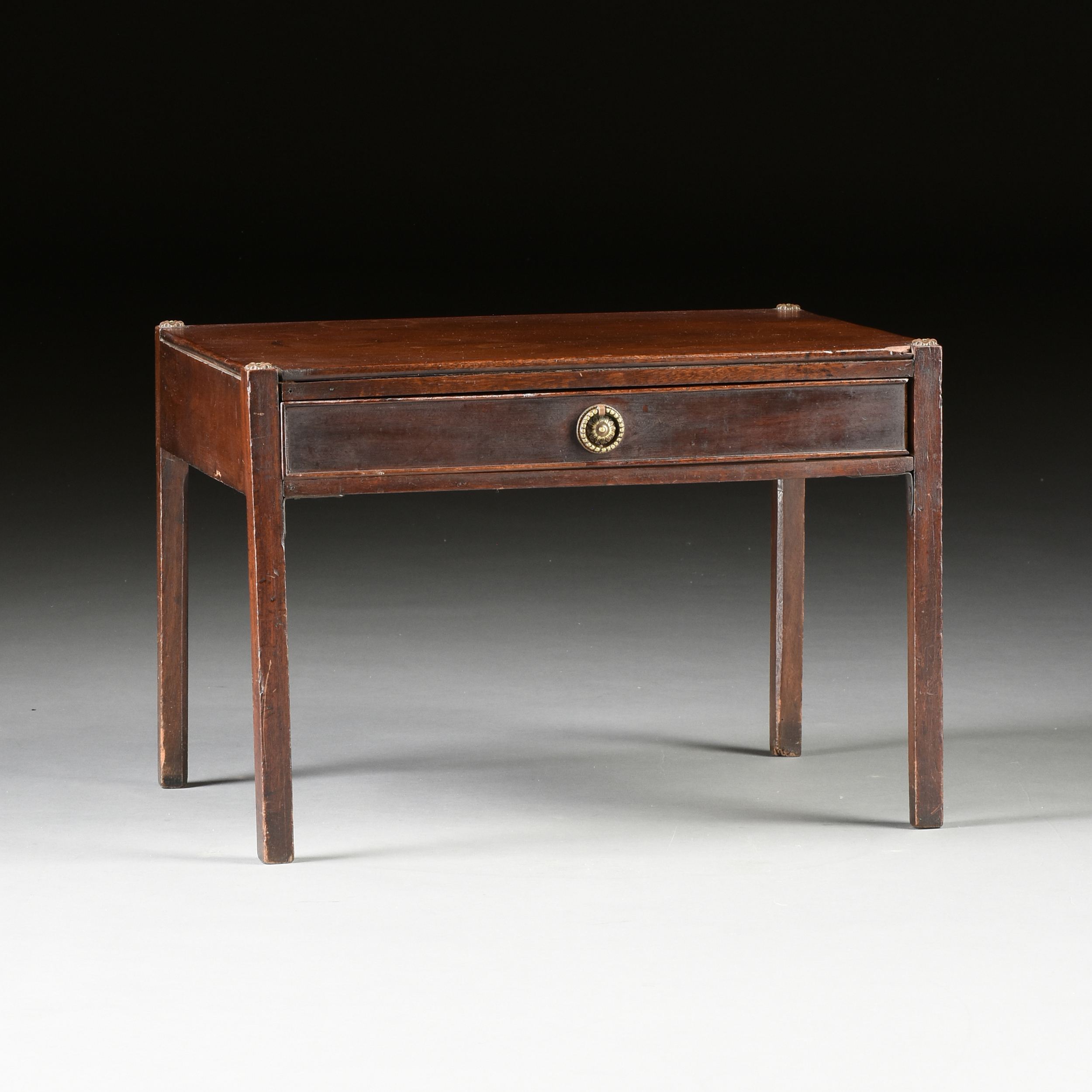 A GEORGE III MAHOGANY LOW SIDE TABLE, LATE 18TH/EARLY 19TH CENTURY, the rectangular top above a - Image 3 of 6
