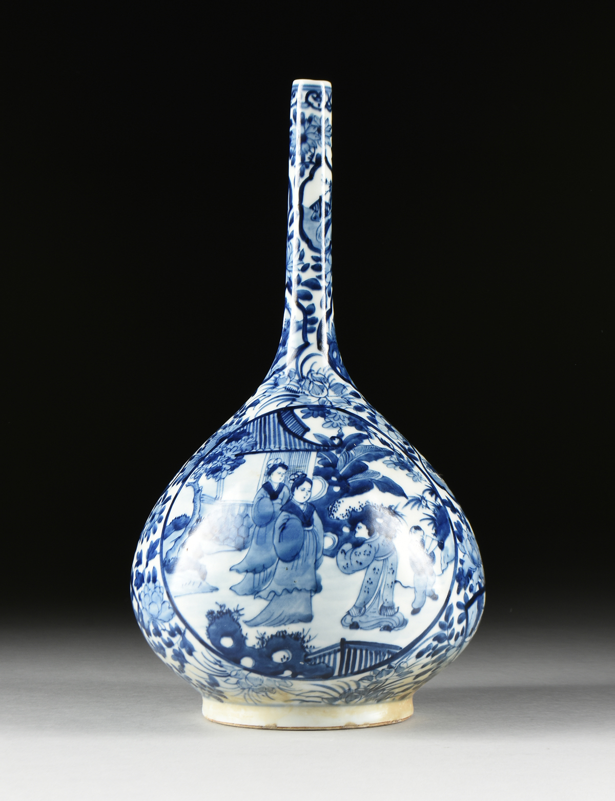 A QING DYNASTY BLUE AND WHITE PORCELAIN BOTTLE VASE, SHIPWRECK ARTIFACT, ATTRIBUTED TO THE KANGXI - Image 5 of 8