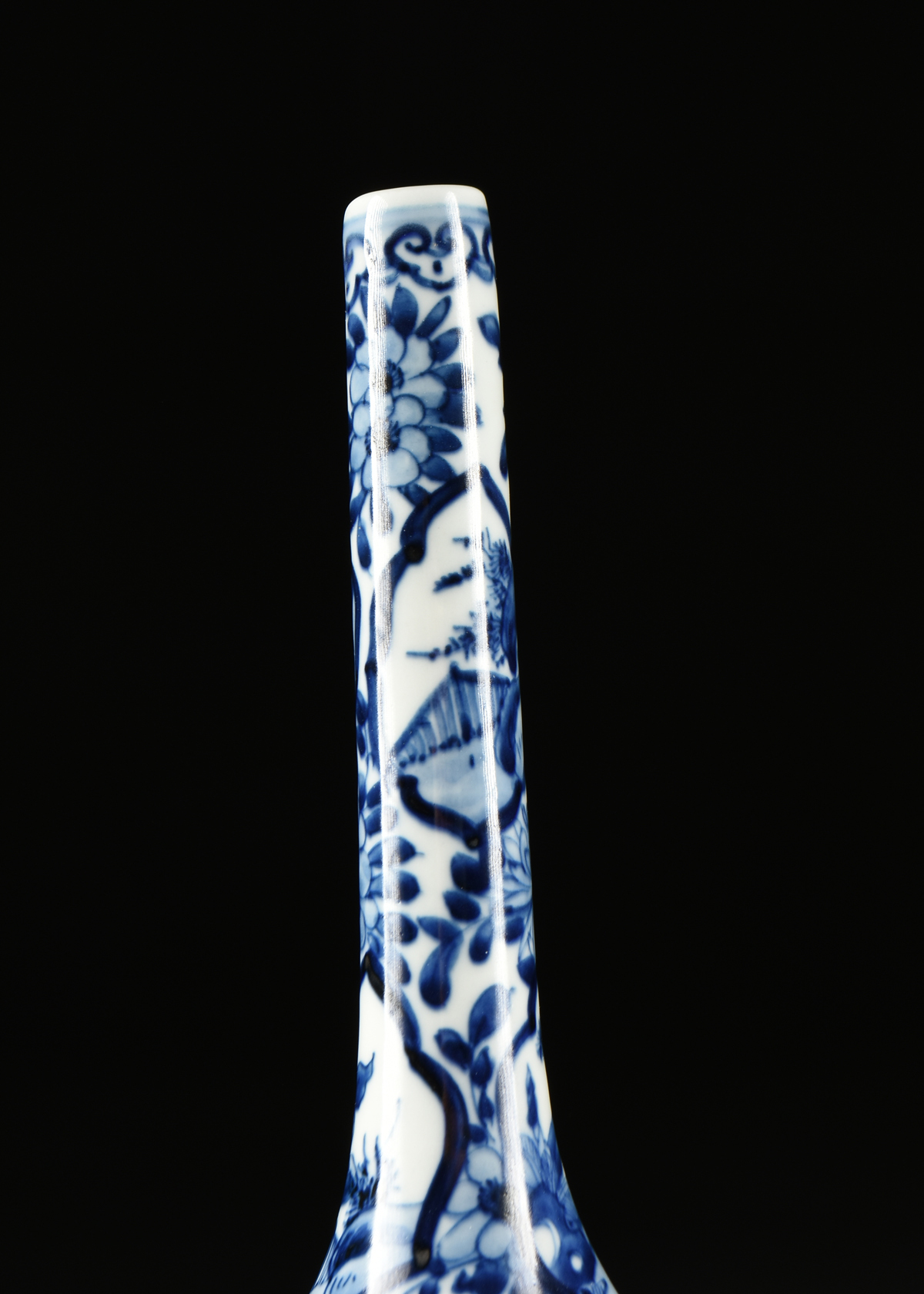 A QING DYNASTY BLUE AND WHITE PORCELAIN BOTTLE VASE, SHIPWRECK ARTIFACT, ATTRIBUTED TO THE KANGXI - Image 2 of 8