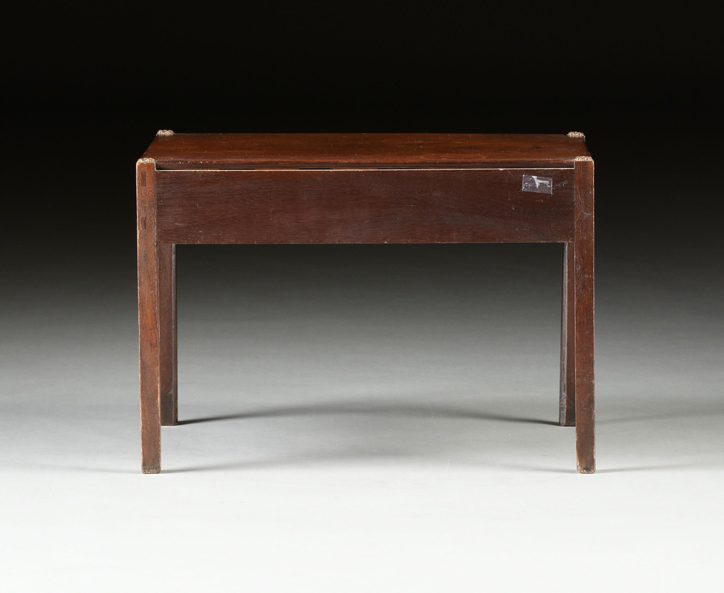 A GEORGE III MAHOGANY LOW SIDE TABLE, LATE 18TH/EARLY 19TH CENTURY, the rectangular top above a - Image 6 of 6