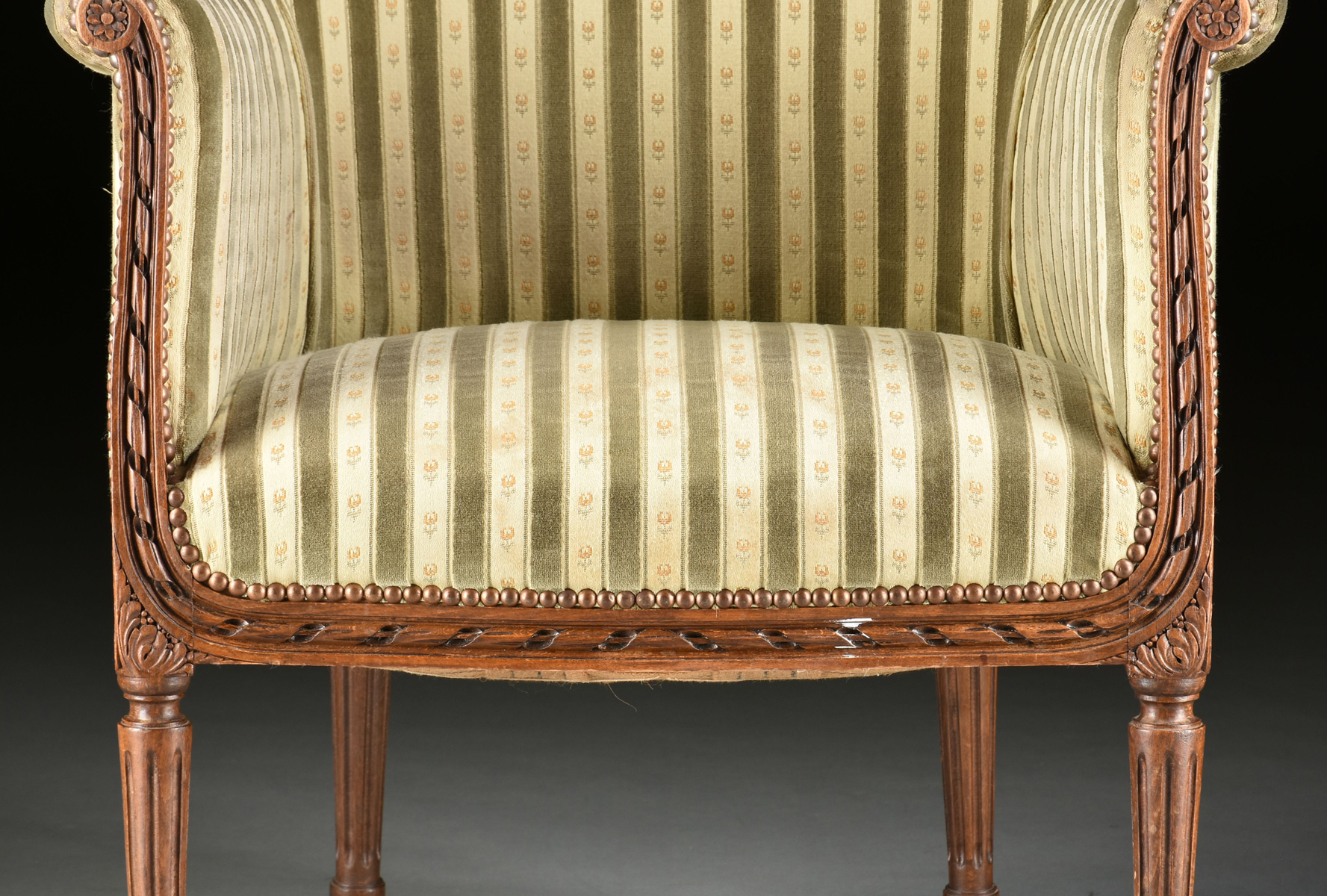 AN ELEGANT LOUIS XVI REVIVAL UPHOLSTERED AND CARVED WALNUT BERGÉRE EN GONDOLE, EARLY 20TH - Image 2 of 8